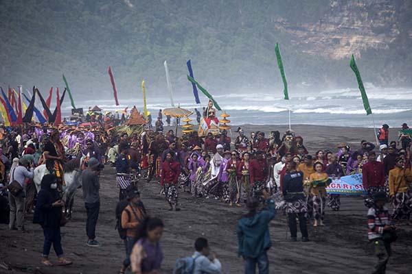 Upacara Adat Labuhan Pisungsung Jaladri di Pantai Parangtritis Bantul ...