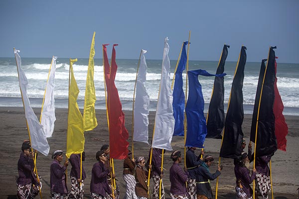 Upacara Adat Labuhan Pisungsung Jaladri di Pantai Parangtritis Bantul ...