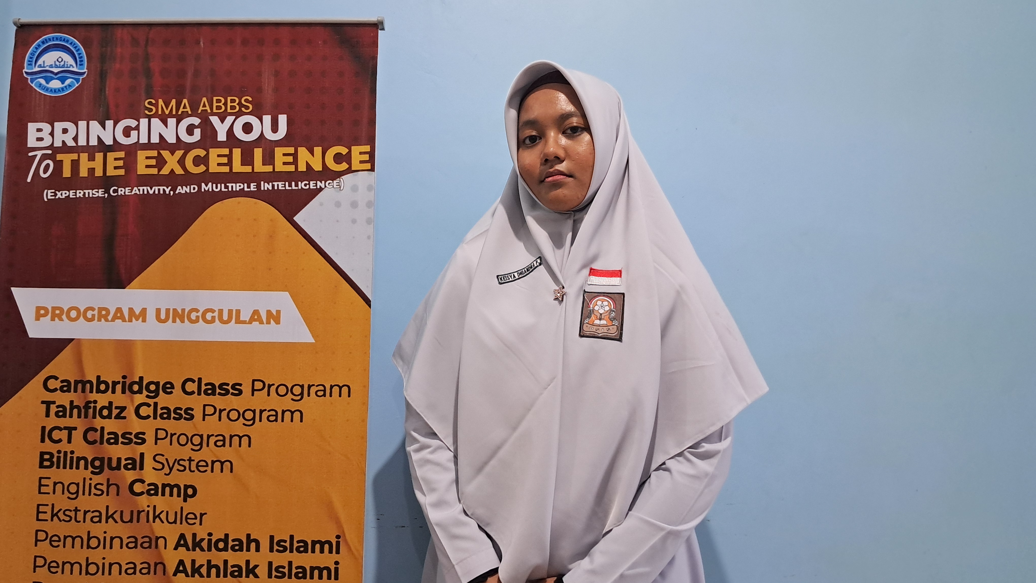 Siswi kelas XI SMA Al Abidin Bilingual Boarding School Surakarta, Keisya Dhiandra Prabowo ketika ditemui Espos di sekolahnya, Senin (10/3/2025). (Solopos/Dhima Wahyu Sejati)
