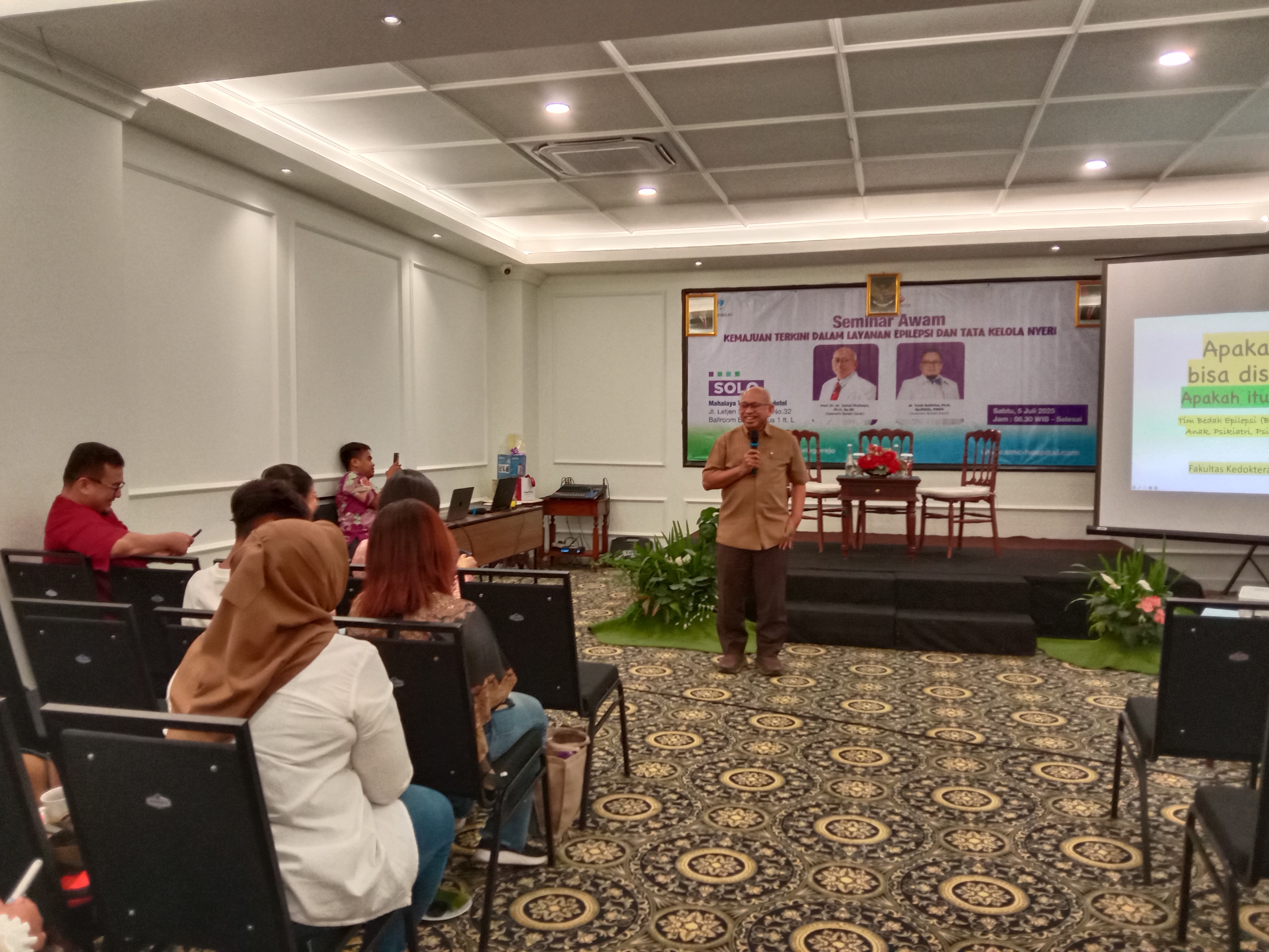Dokter spesialis bedah syaraf di RS Telogorejo, Semarang Prof. Dr. dr. Zainal Muttaqin PhD, SpBS, memberikan paparan epilepsi dalam Seminar Awam: Kemajuan Terkini dalam Layanan Epilepsi dan Tata Kelola Nyeri yang diadakan RS Telogorejo Semarang di Mahalaya The Legacy Hotel, Solo, Sabtu (5/7/2025).(Solopos/Akhmad Ludiyanto)