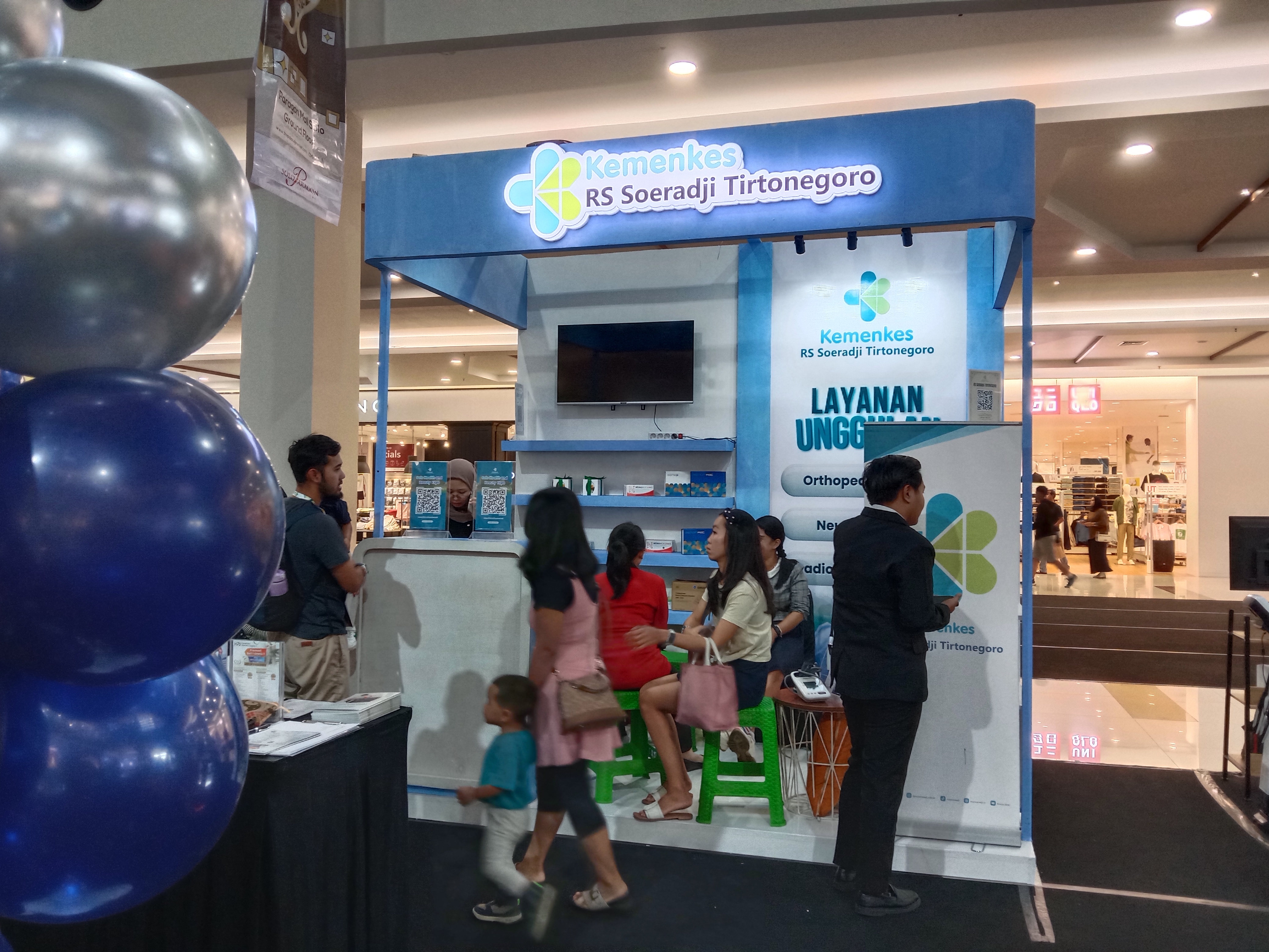 Pengunjung mencari informasi tentang berbagai layanan kesehatan di stan RSUP dr Soeradji Tirtonegoro, Klaten dalam pameran Solo Health & Beauty di Solo Paragon Lifestyle Mall, Sabtu (5/7/2025).(Solopos/Akhmad Ludiyanto)