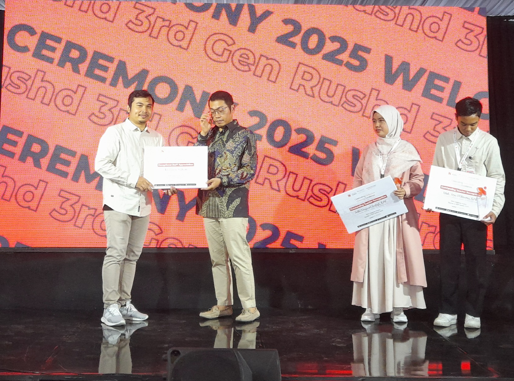 Founder SMA Unggulan Rushd Sragen Achmad Zaky menyerahkan apresiasi kepada guru berprestasi di sekolahnya, Minggu (13/7/2025). (Solopos/Tri Rahayu)