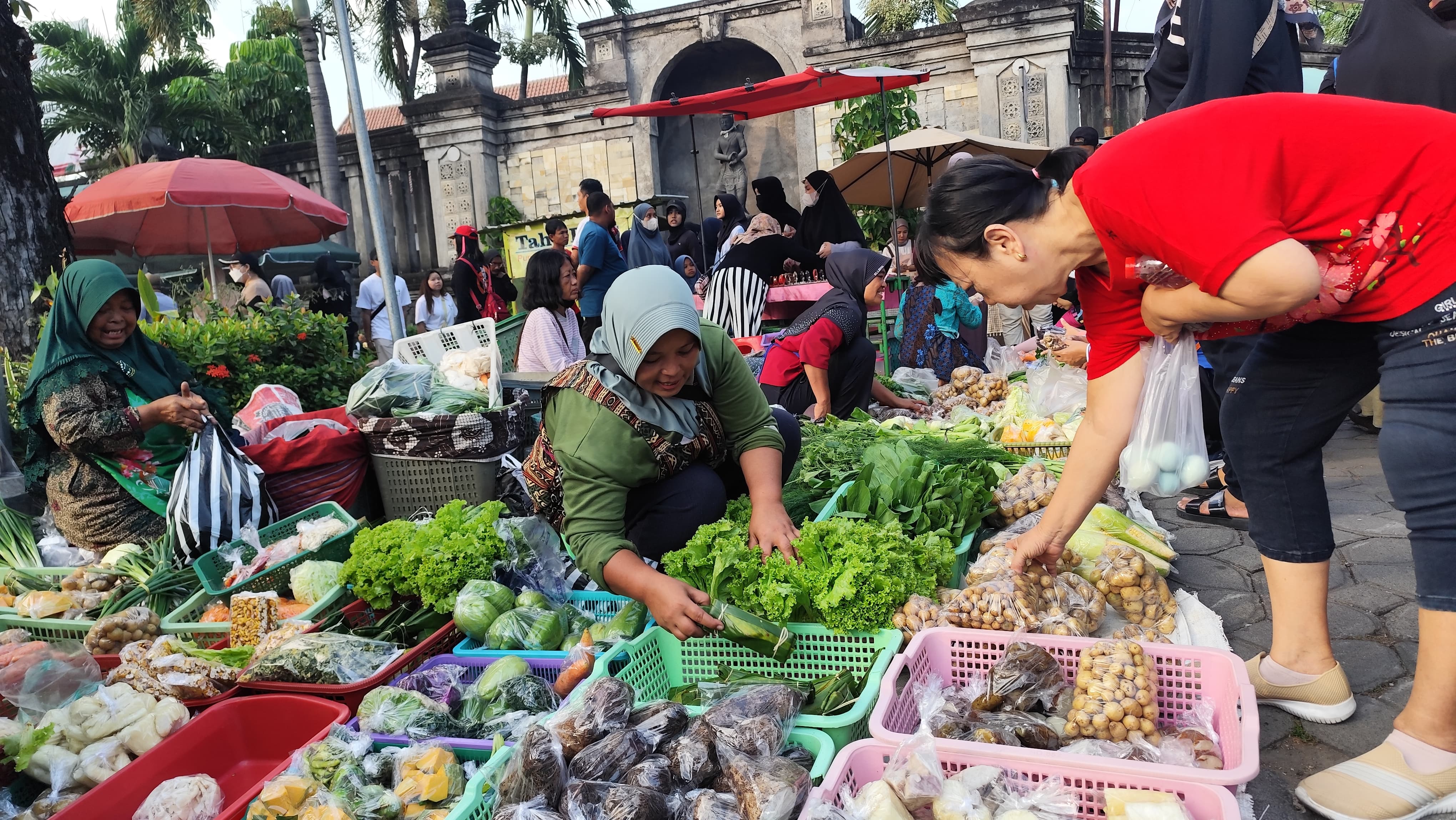 Pedagang sayur di car free day (CFD) Jl Slamet Riyadi Solo melayani pembeli pada Minggu (13/7/2025). (Solopos/Candra Septian Bantara)