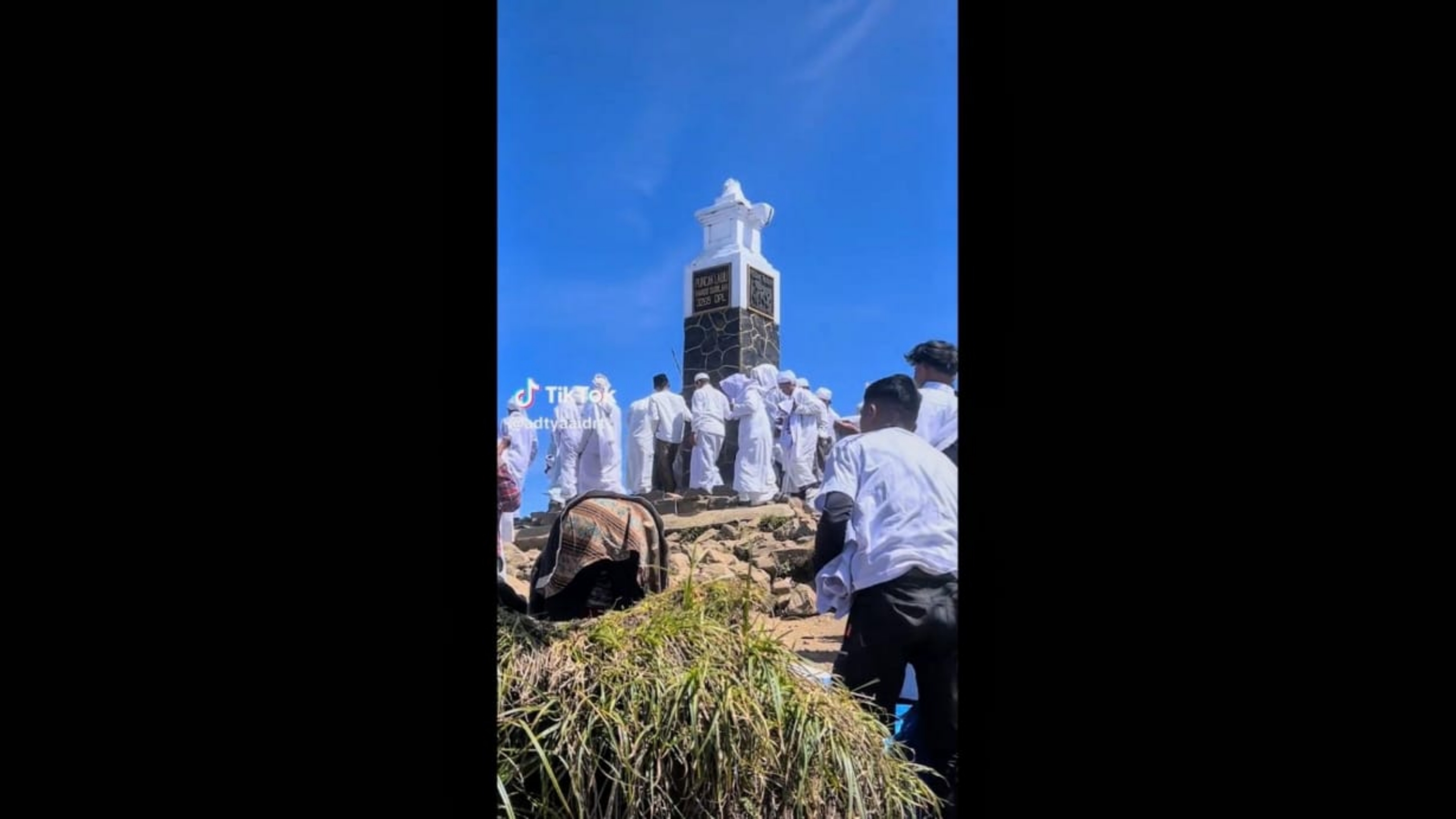 Tangkap layar sejumlah orang nampak melakukan tawaf di Tugu Hargo Dumilah puncak Gunung Lawu beberapa waktu lalu. (Istimewa)