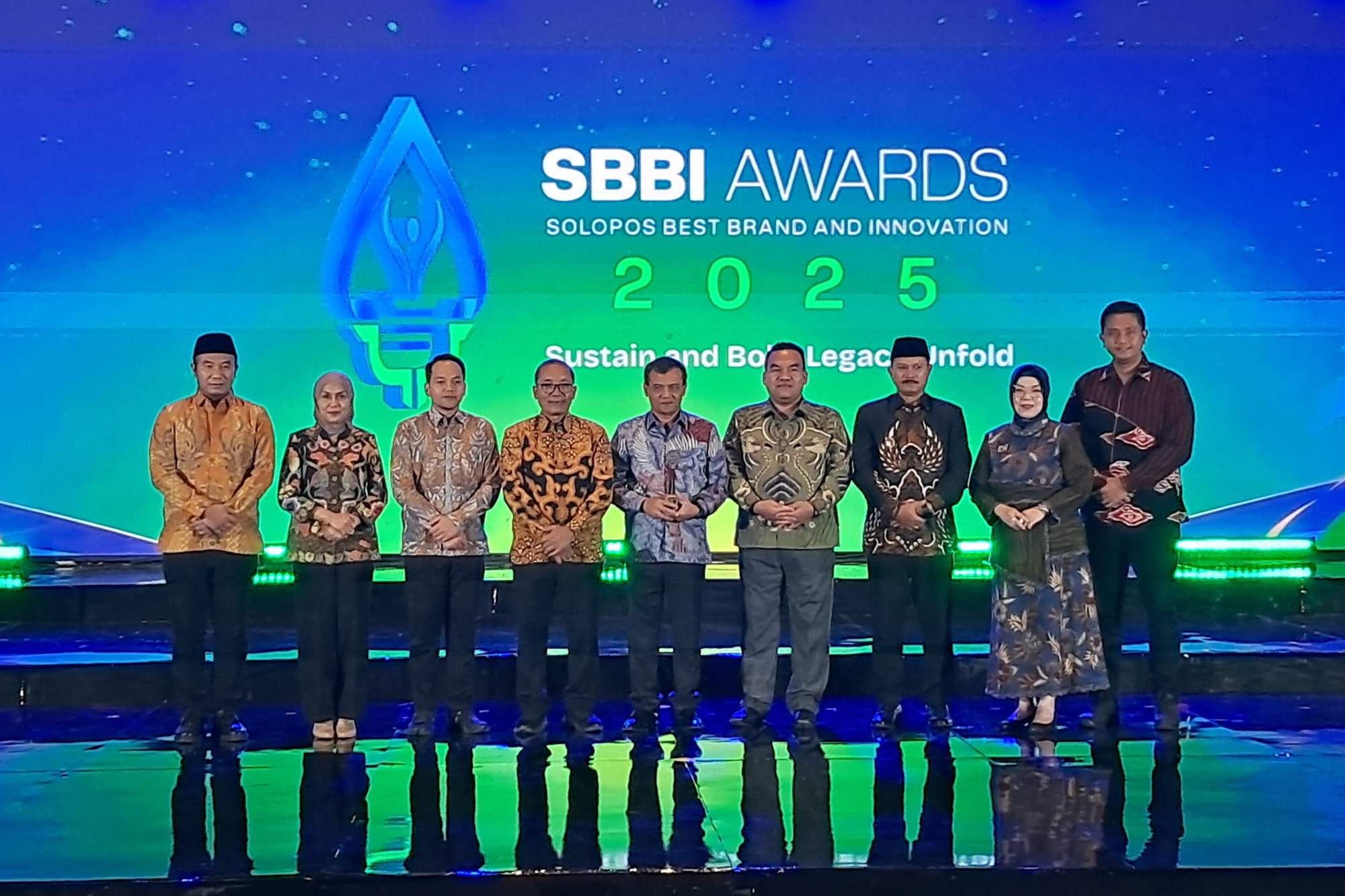 Gubernur Jawa Tengah, Ahmad Luthfi, berfoto dengan sejumlah bupati/wali kota di ajang Solopos Best Brand and Innovation (SBBI) Awards 2025 di Hotel Alila Solo, Jumat (18/7/2025) malam. (Solopos/Dhima Wahyu Sejati)