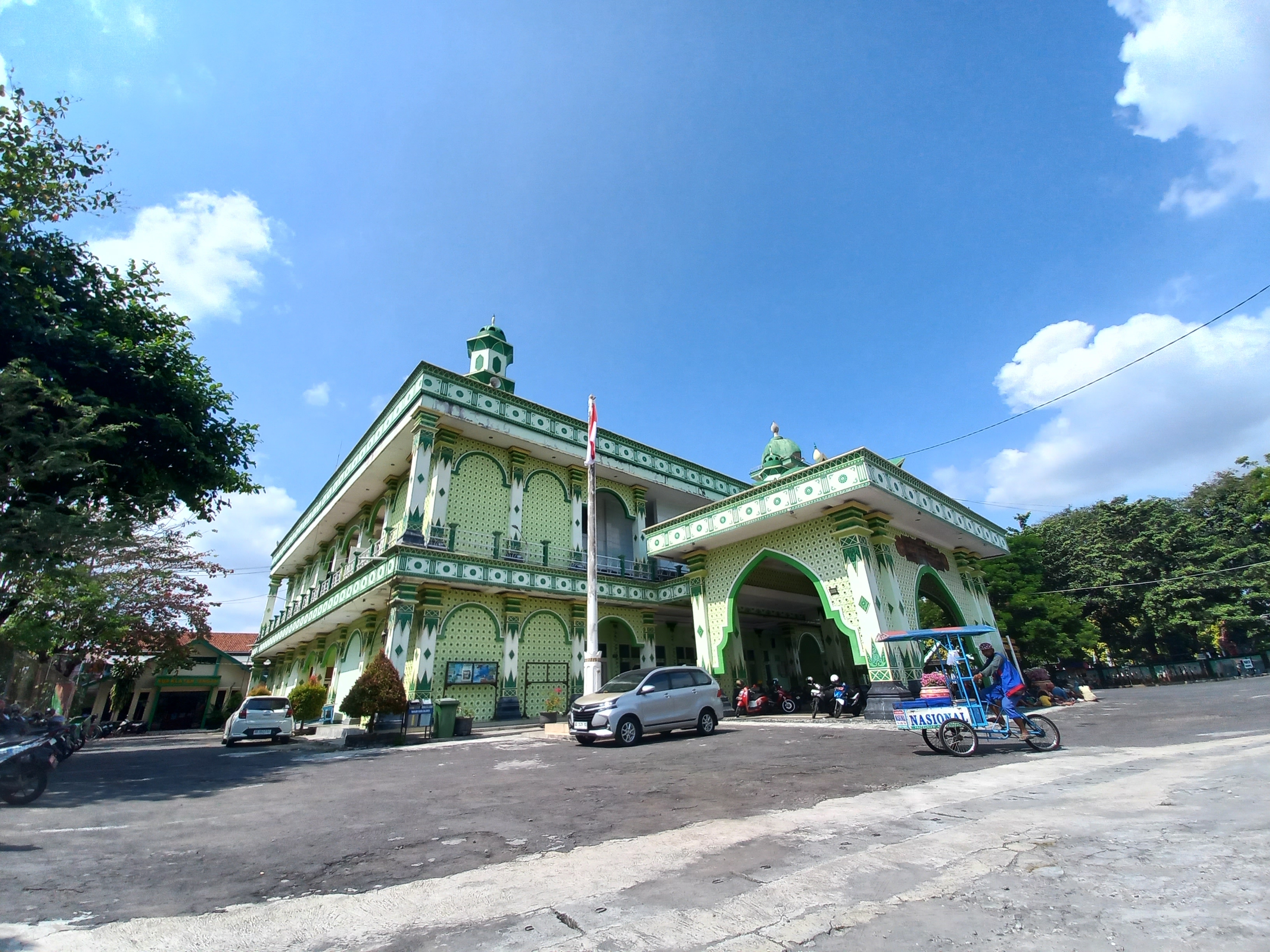 Masjid Raya Klaten yang berada di Kelurahan Kabupaten, Kecamatan Klaten Tengah, berdiri di tanah bekas bangunan Benteng Engelenburg. Foto diambil Senin (28/7/2025). (Solopos/Taufiq Sidik Prakoso)