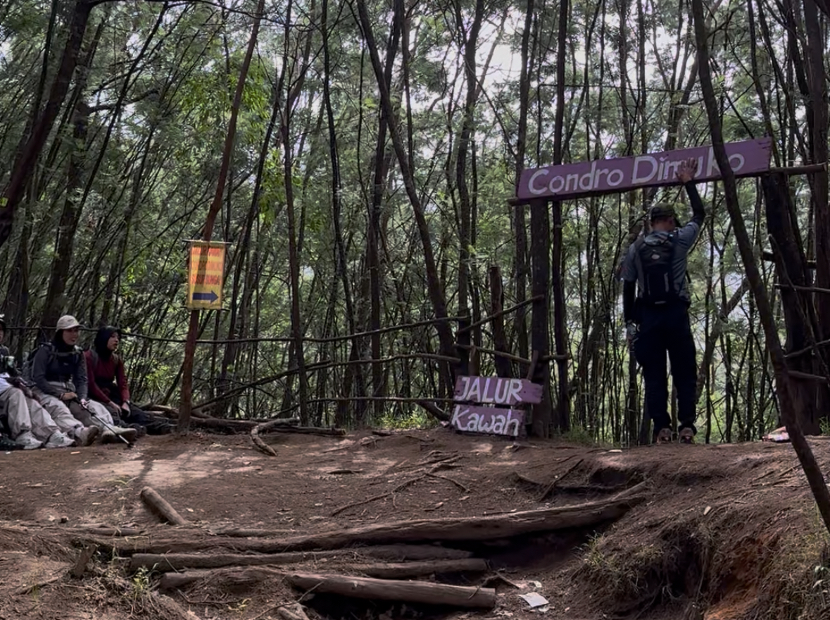 Menuju Kawah Condrodimuko atau Candradimuka jalur susur sungai, yakni menyusuri rute dari Pos I Tamansari Bawah Gunung Lawu via Cemara Kandang, Karanganyar, Jawa Tengah, Sabtu (26/7/2025). (Solopos/Mariyana Ricky P.D.)