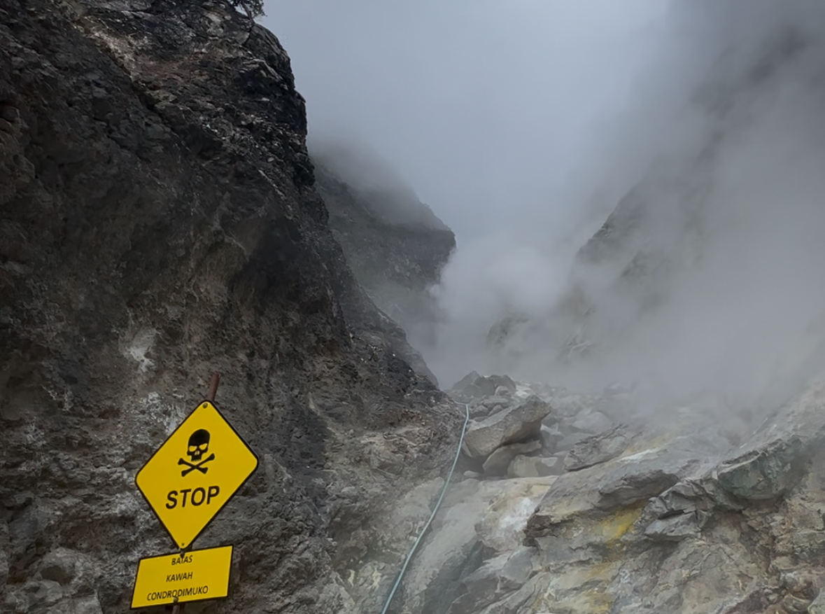 Kawah Condrodimuko atau Candradimuka Gunung Lawu, Sabtu (26/7/2025). (Solopos/Mariyana Ricky P.D.)
