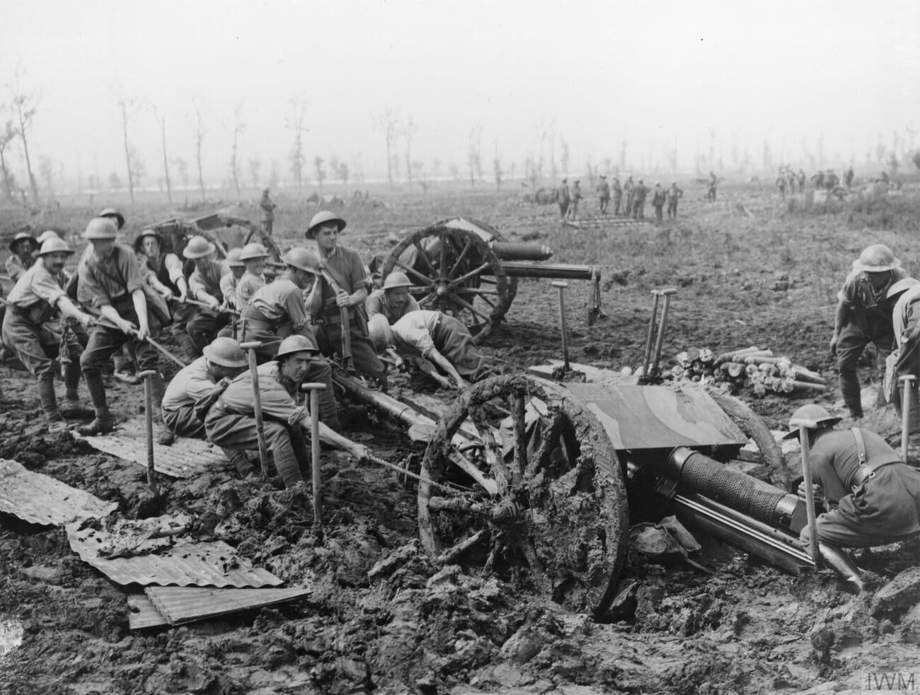 Pasukan artileri Inggris menarik meriam melintasi medan berlumpur di wilayah Zillebeke, Belgia, di tengah berlangsungnya Pertempuran Passchendaele, 9 Agustus 1917.