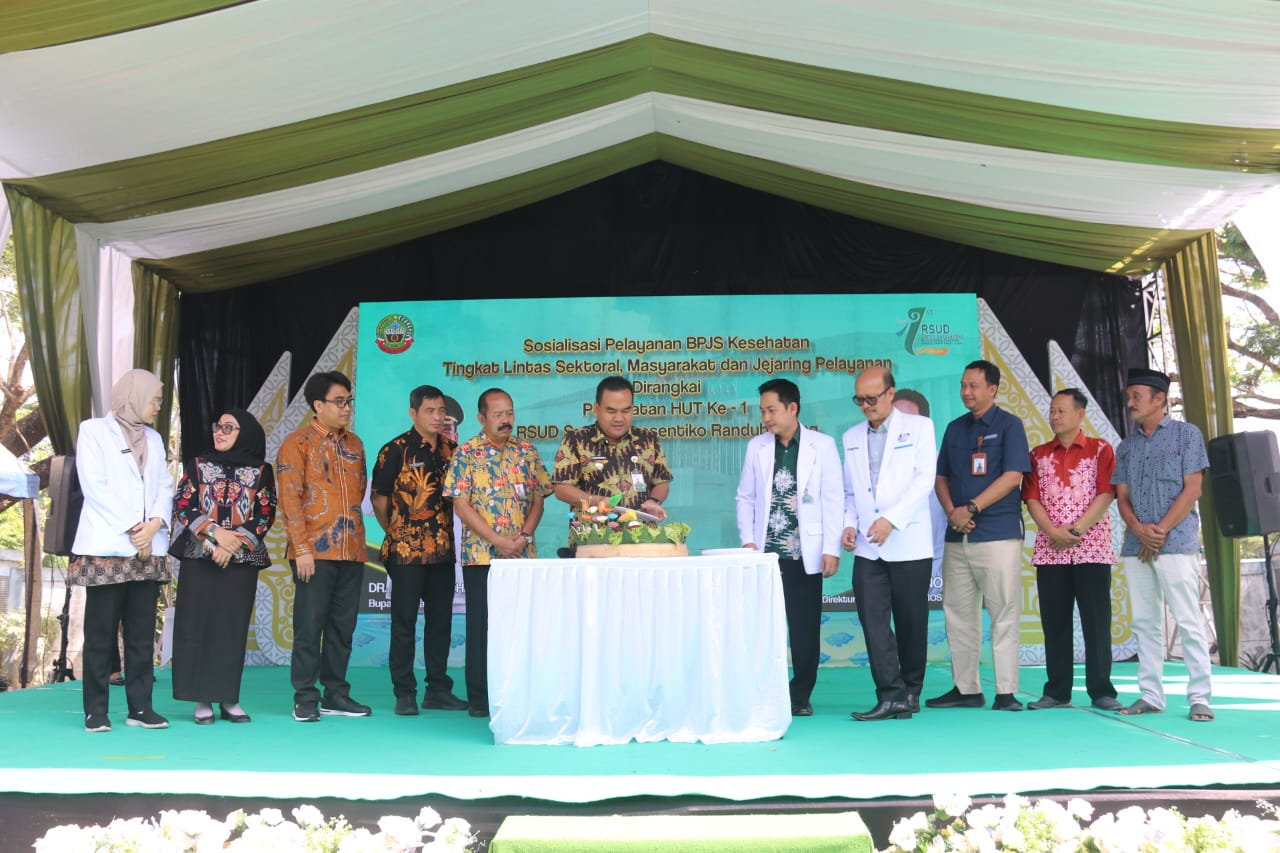 Bupati Blora Arief Rohman bersama seluruh direktur RSUD dan kepala Puskesmas se-Kabupaten Blora dalam acara Sosialisasi Layanan BPJS Kesehatan & Peringatan HUT RSUD Samin Surosentiko, Randublatung, Kamis (31/7/2025). (Istimewa)
