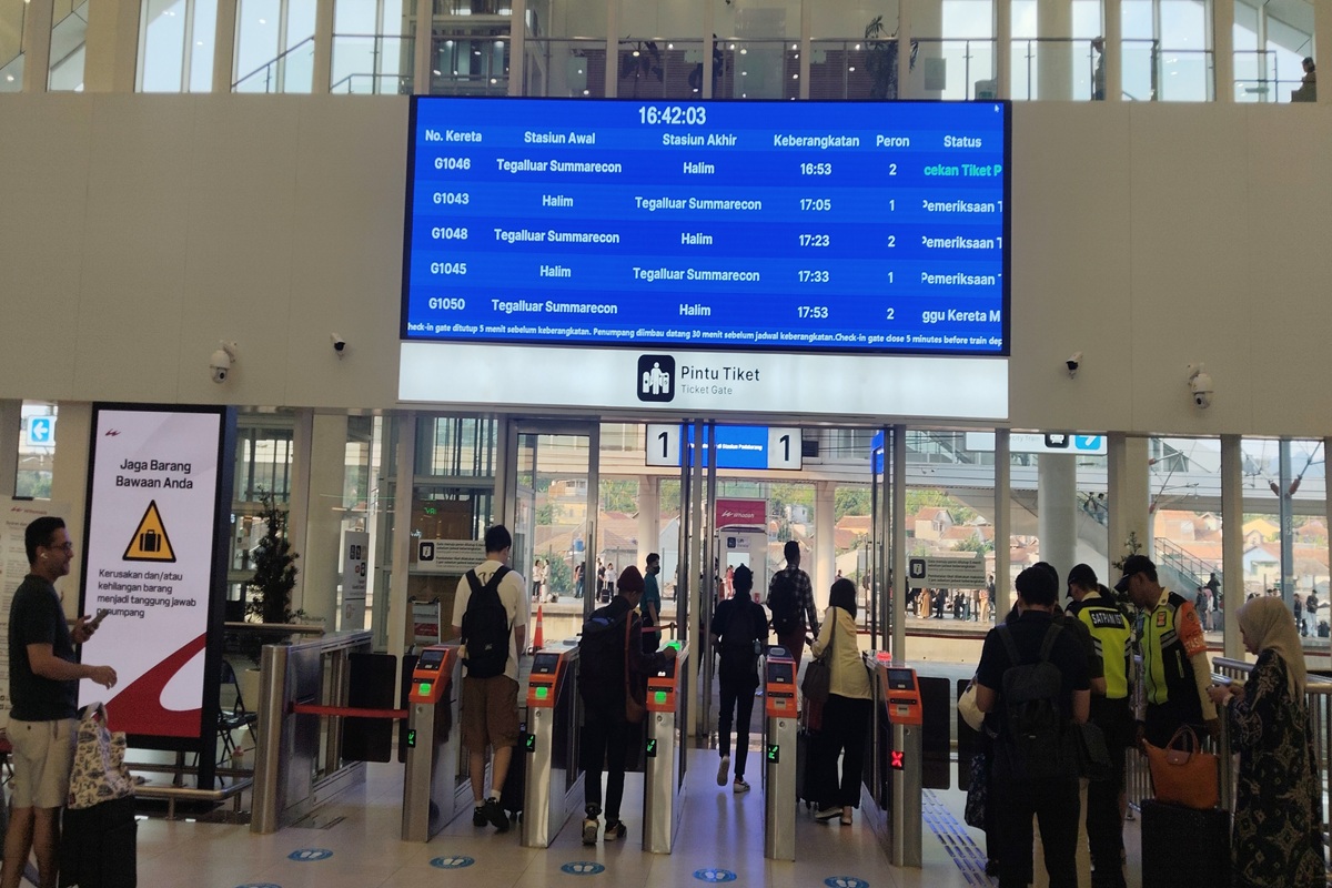 Potret beberapa penumpang saat melakukan check in keberangkatan Kereta Cepat Whoosh di Stasiun Padalarang. Kamis (31/7/2025). (Solopos/Fitroh Nurikhsan)