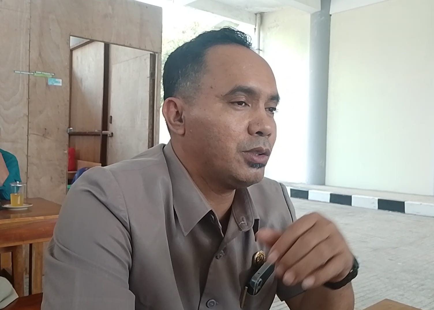 Anggota Komisi A DPRD Magetan, Didik Haryono saat memberikan pernyataan soal pedagang Telaga Sarangan yang bikin Resah wisatawan, Senin (4/8/2025). (Espos.id/Imam Mustajab)
