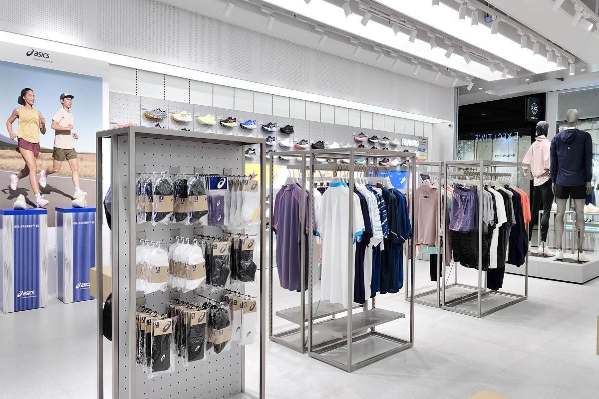 Pilihan apparel dan aksesoris di Gerai ASICS Solo Paragon Lifestyle Mall. (Istimewa)