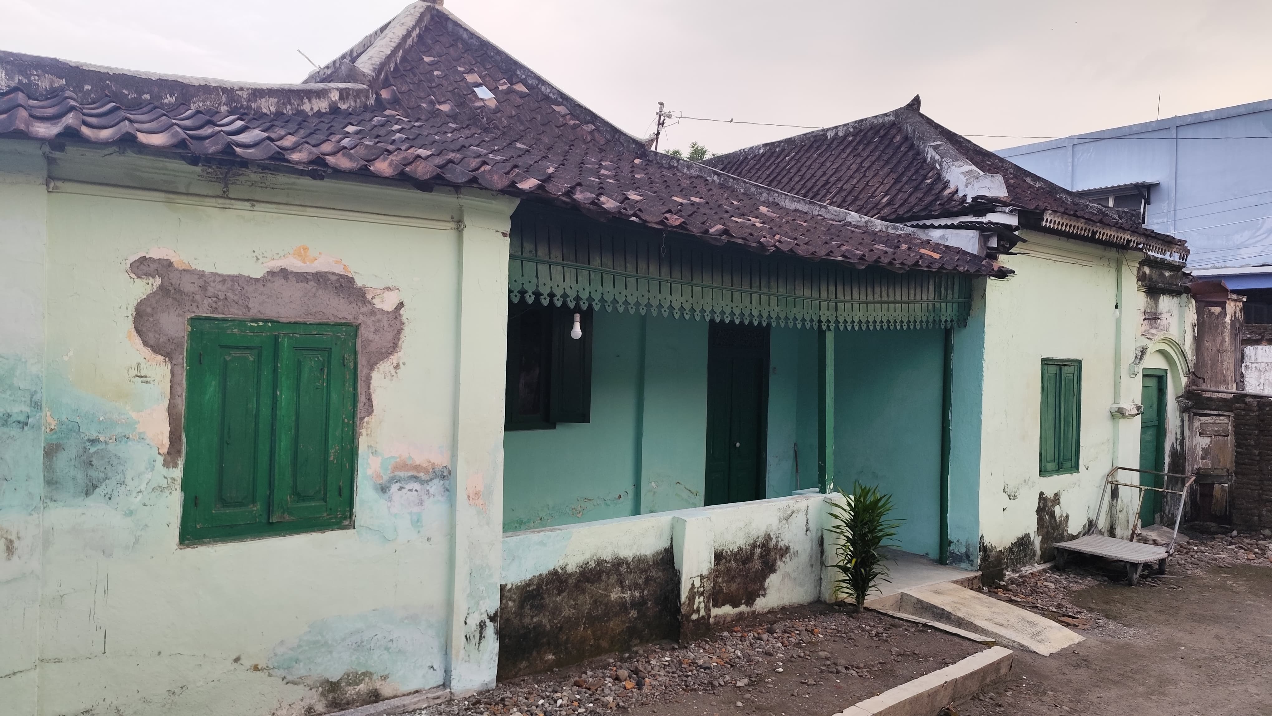 Tampak samping kediaman Pahlawan Nasional Brigadir Jenderal (Brigjen) Slamet Riyadi di Jl Tejonoto, Danukusuman, Serengan, Solo tampak kurang terawat dan memprihatinkan. Bahkan saat hujan rumah ini bocor di beberapa titik. Pihak keluarga berharap ada perhatian dari Pemerintah Kota (Pemkot) Solo. Foto diambil Sabtu (9/8/2025). (Solopos/Candra Septian Bantara)