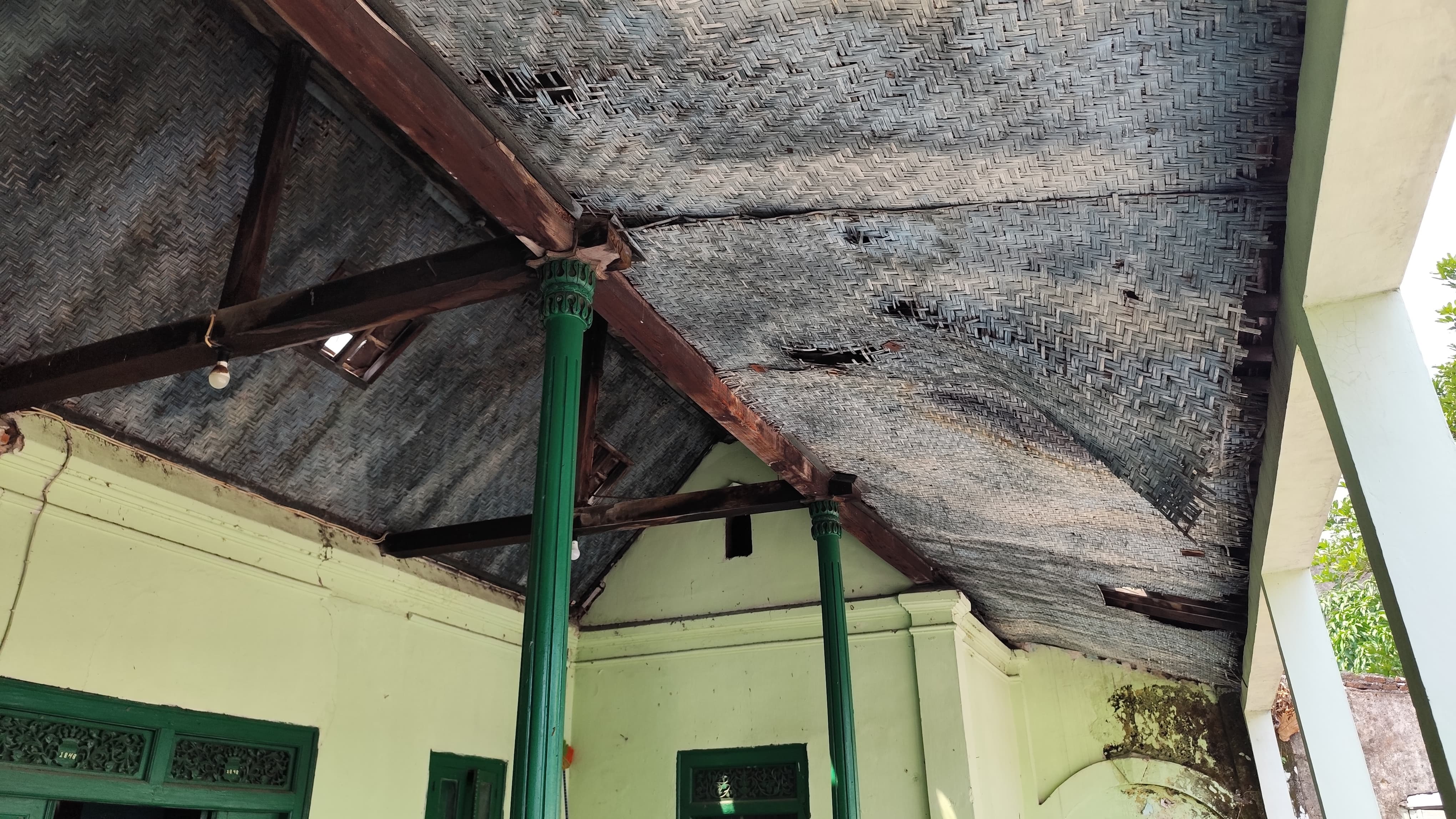 Plafon kediaman Pahlawan Nasional Brigadir Jenderal (Brigjen) Slamet Riyadi di Jl Tejonoto, Danukusuman, Serengan, Solo yang jebol dan lapuk. Bahkan saat hujan rumah ini bocor di beberapa titik. Pihak keluarga berharap ada perhatian dari Pemerintah Kota (Pemkot) Solo. Foto diambil Sabtu (9/8/2025). (Solopos/Candra Septian Bantara)