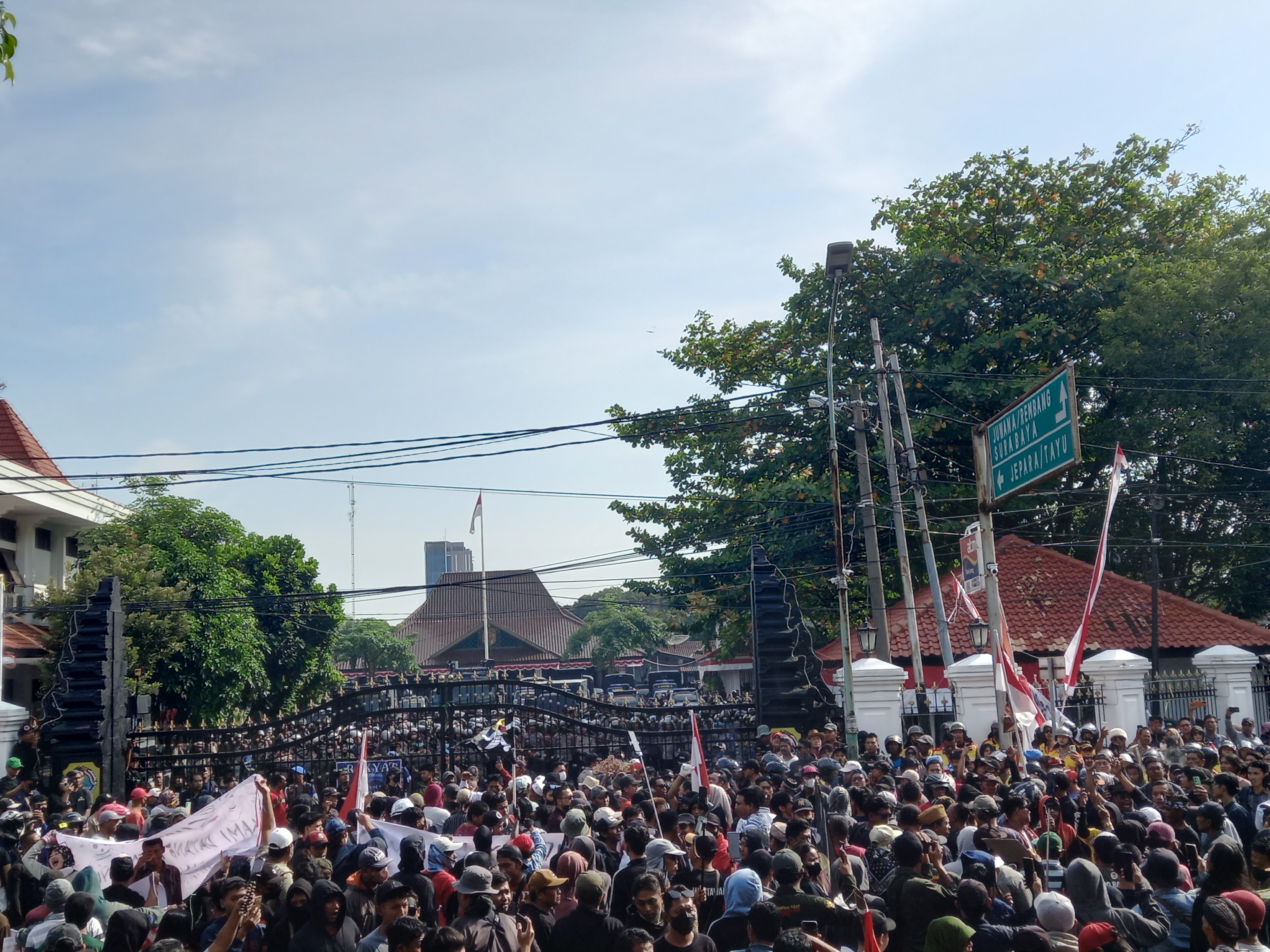 Suasana ribuan massa memadati panggung utama di Alun-Alun Pati atau depan Kantor Bupati Pati, Rabu (13/8/2025) pagi. (Solopos/Adhik Kurniawan).