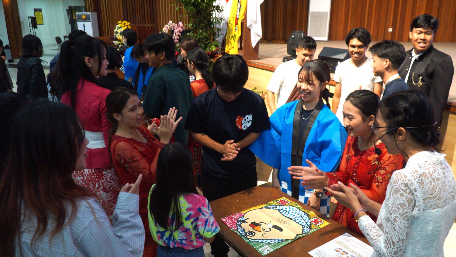 Pertukaran budaya Indonesia dan Jepang disajikan dalam kegiatan “Culture Sharing” East Asia Student Encounter (EASE) Tahun 2025 antara Universitas Kristen Satya Wacana (UKSW) bersama Kwansei Gakuin University (KGU) Jepang di Balairung Universitas, Kamis (7/8/2025) sore. (Istimewa)