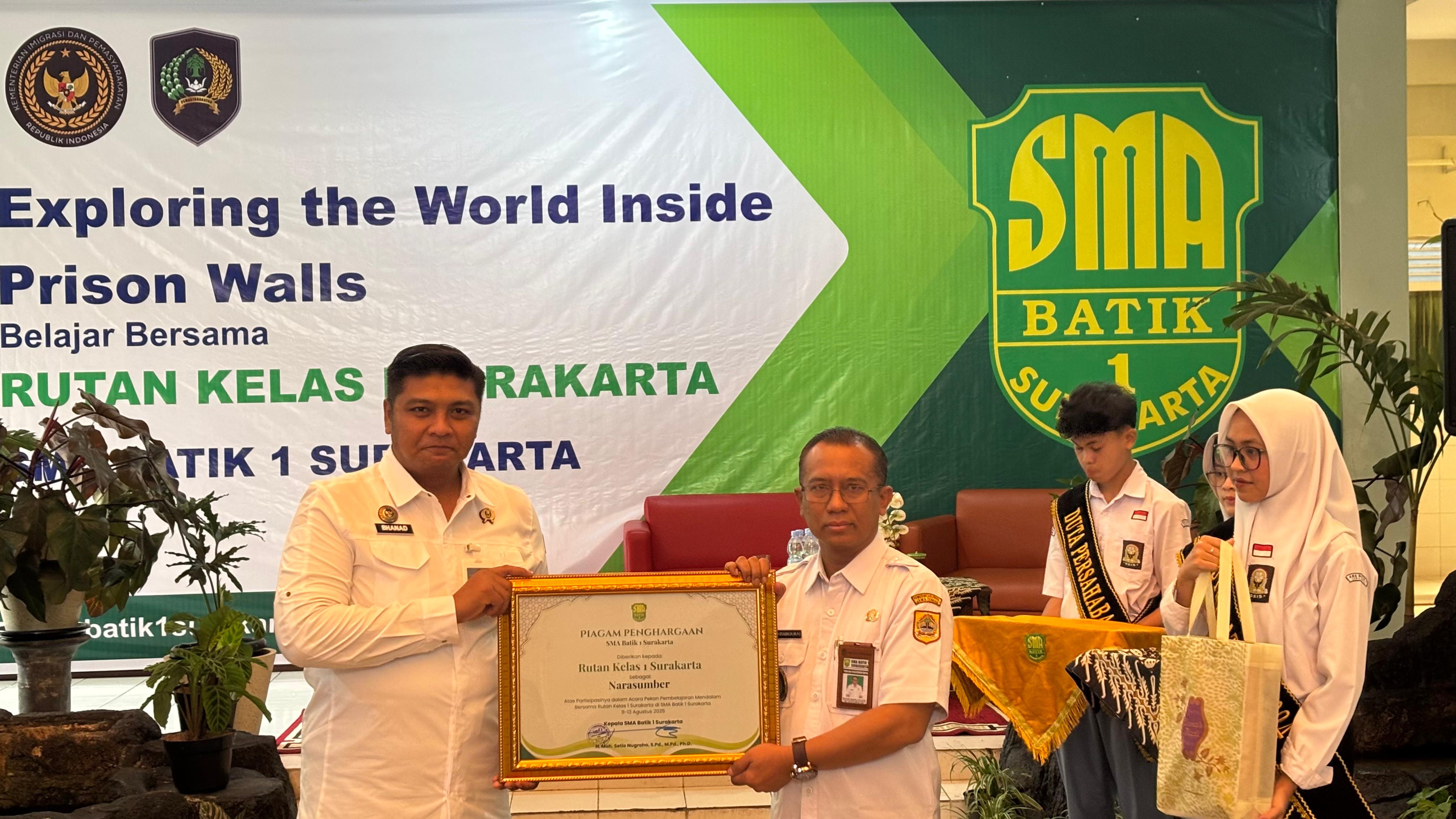 Rutan Kelas I Surakarta melakukan kunjungan edukatif ke SMA Batik 1 Surakarta melalui kegiatan bertajuk “Exploring the World Inside Prison Walls: Belajar Bersama Rutan Kelas I Surakarta”, Rabu (13/8/2025). (Istimewa/SMA Batik 1 Surakarta)