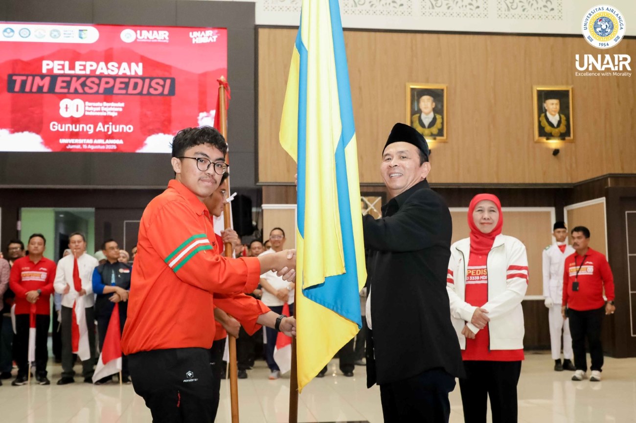Rektor UNAIR, Prof. Muhammad Madyan dan Ketua IKA UNAIR, Khofifah Indar Parawansa, melepas keberangkatan tim Tim Ekspedisi 80 Gunung Arjuno pada Jumat (15/8/2025), di Hall Lt 1 Kantor Manajemen, Kampus MERR-C. (Istimewa)