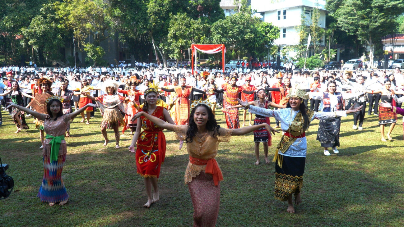 as academica menari bersama diiringi Satya Symphony Orchestra dalam Upacara Hari UlangTahun (HUT) ke-80 Kemerdekaan Republik Indonesia di UKSW, Minggu (17/8/2025). (Istimewa/UKSW)