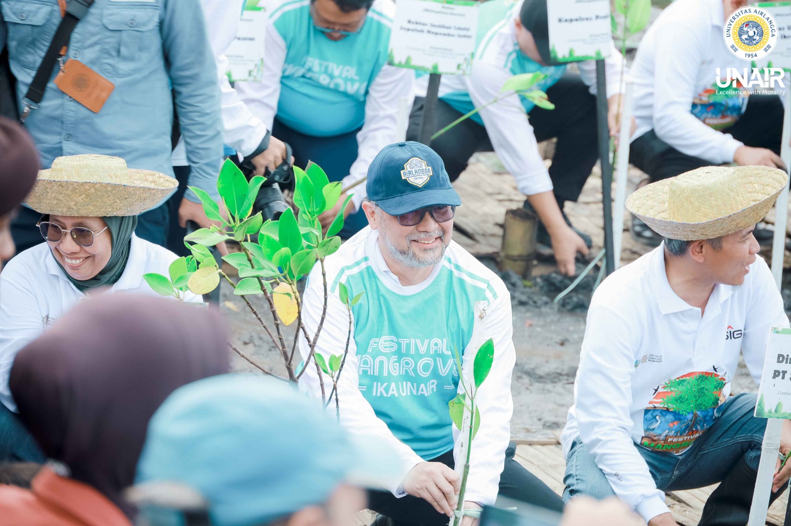 UNAIR) berkolaborasi dengan Pemprov Jatim turut ambil andil dalam Festival Mangrove ke-VII Tahun 2025, di Pantai Tambak Bahak, Desa Curah Dringu, Kecamatan Tongas, Kabupaten Probolinggo, Selasa (19/8/2025). (Istimewa/UNAIR)