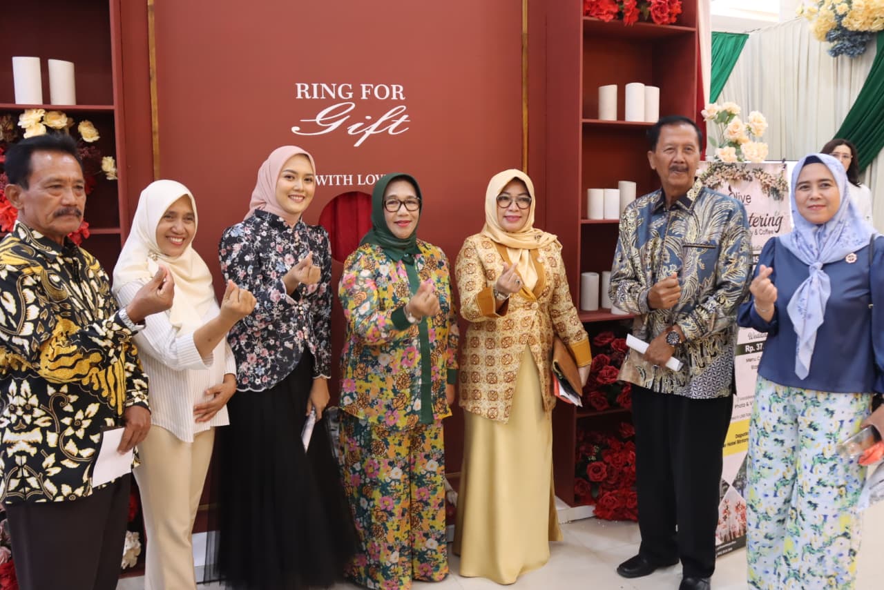 Wakil Bupati Blora Hj. Sri Setyorini (tengah) saat membuka Blora Wedding Festival (BWF) 2025 pada Jumat (22/8/2025) di Gedung Graha Larasati Blora. (Istimewa)