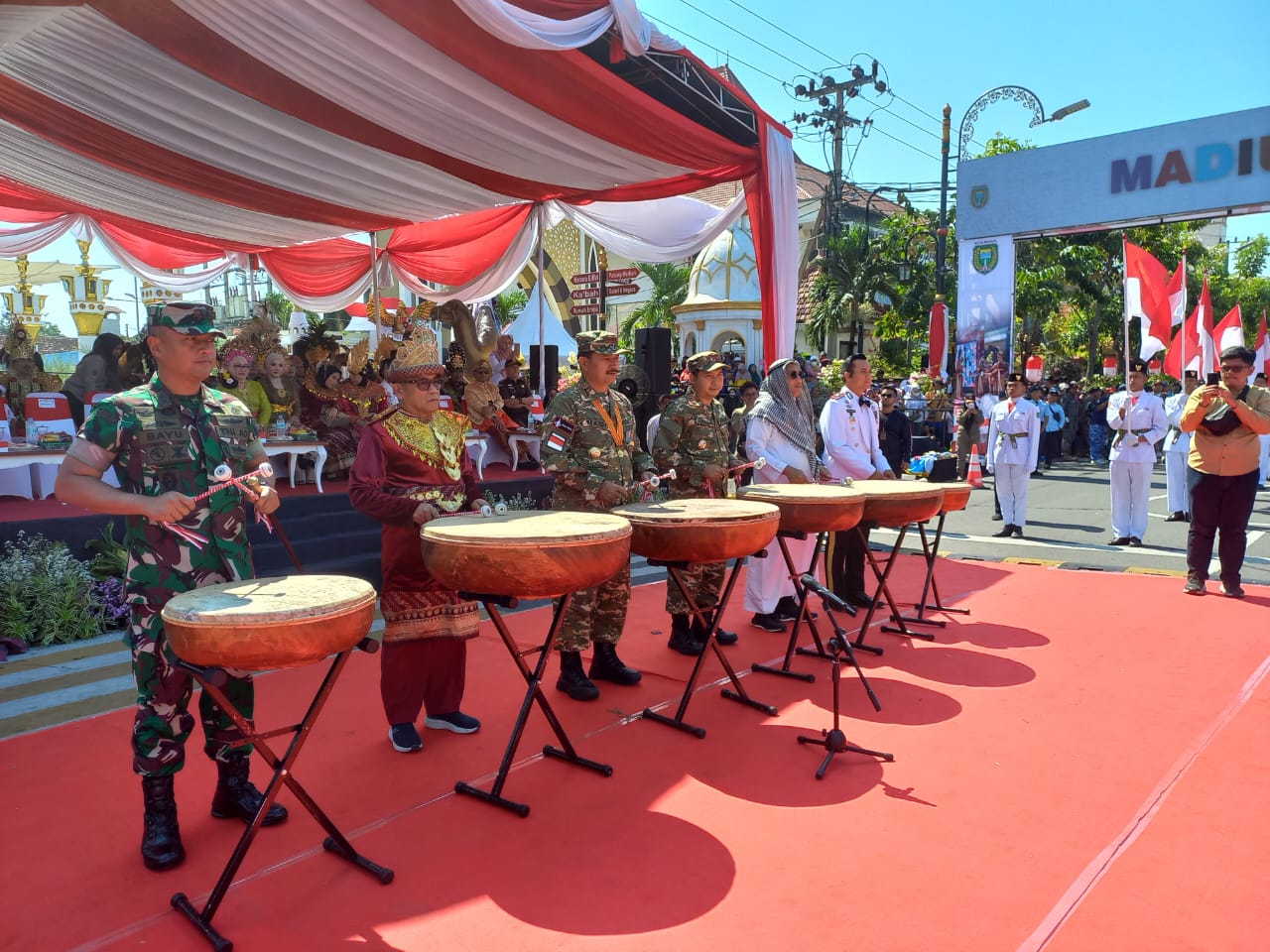 Wali Kota Madiun, Maidi, bersama pejabat Forkopimda setempat membuka Madiun Carnival 2025 di Jl. Pahlawan, Senin (25/8/2025). (Abdul Jalil/Espos.id)