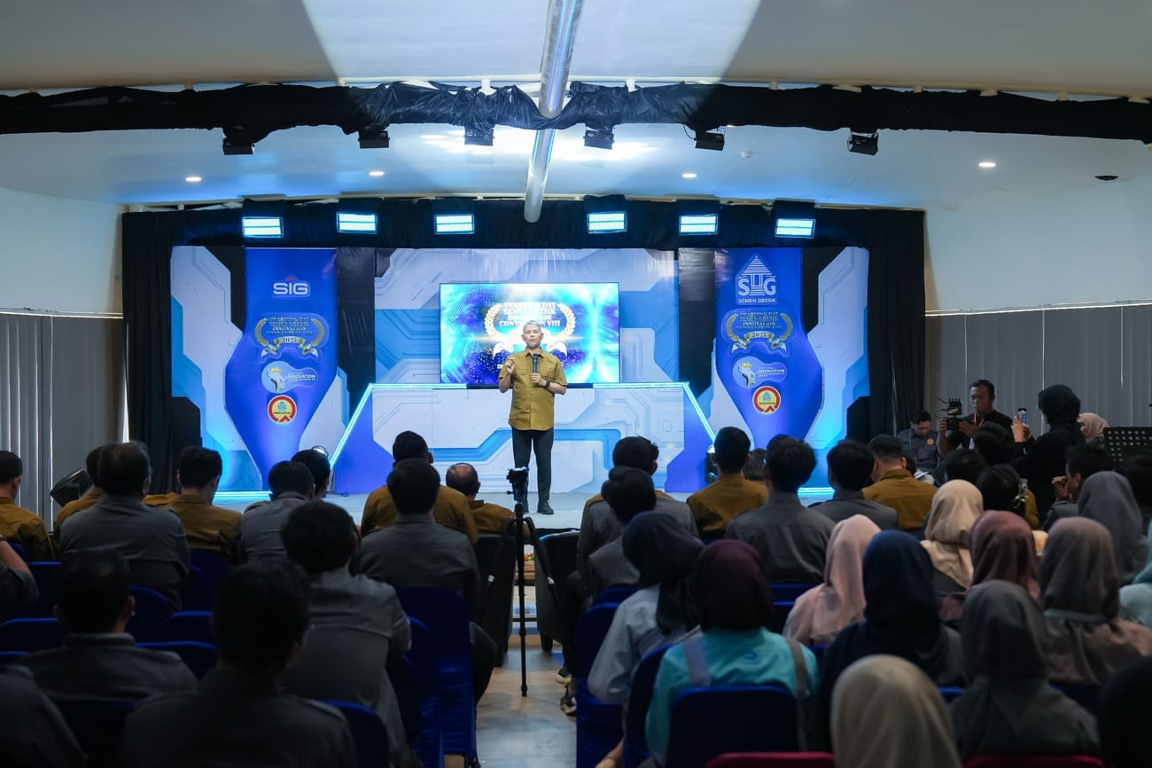 Direktur Utama PT Semen Gresik, Muchamad Supriyadi, memberikan pengarahan dalam awarding SGIC VIII Tahun 2025 digelar di Omah SG, Pabrik Rembang, Kamis (28/8/2025).(Istimewa)