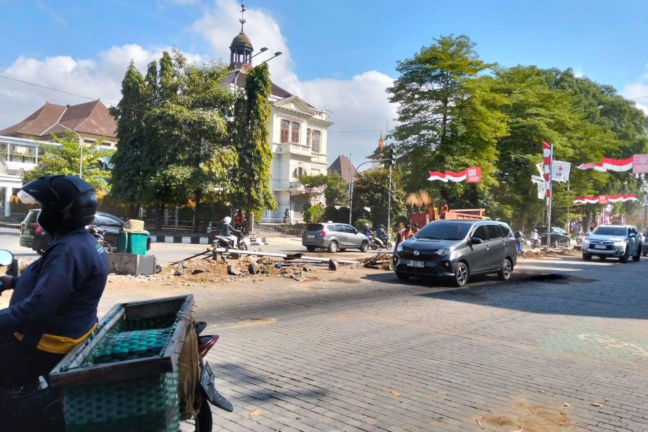 Pengendara melintas di kawasan Bundaran Gladak Solo, Sabtu (30/8/2025) pagi. (Solopos/Astrid Prihatini W.D)
