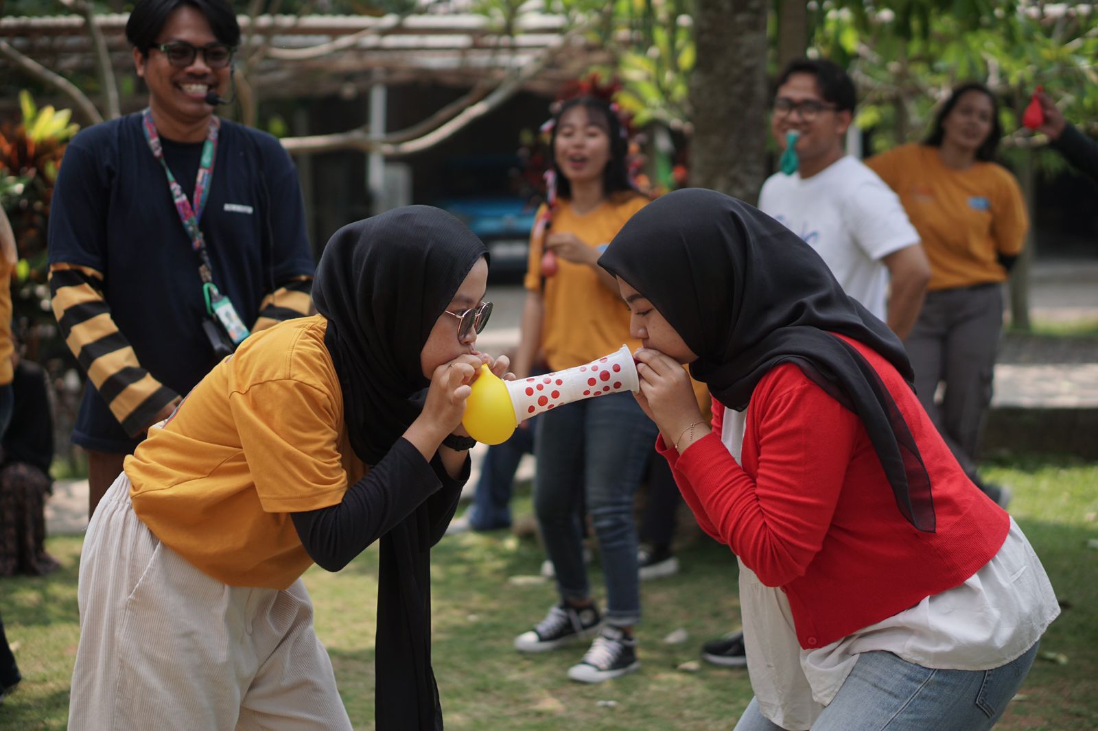 Peserta Fazzio Touring Merdeka melepas penat dengan menggelar beragam games menarik seperti memindahkan sedotan ke dalam botol, games tiup bola dan beragam games menarik lainnya. (Istimewa).