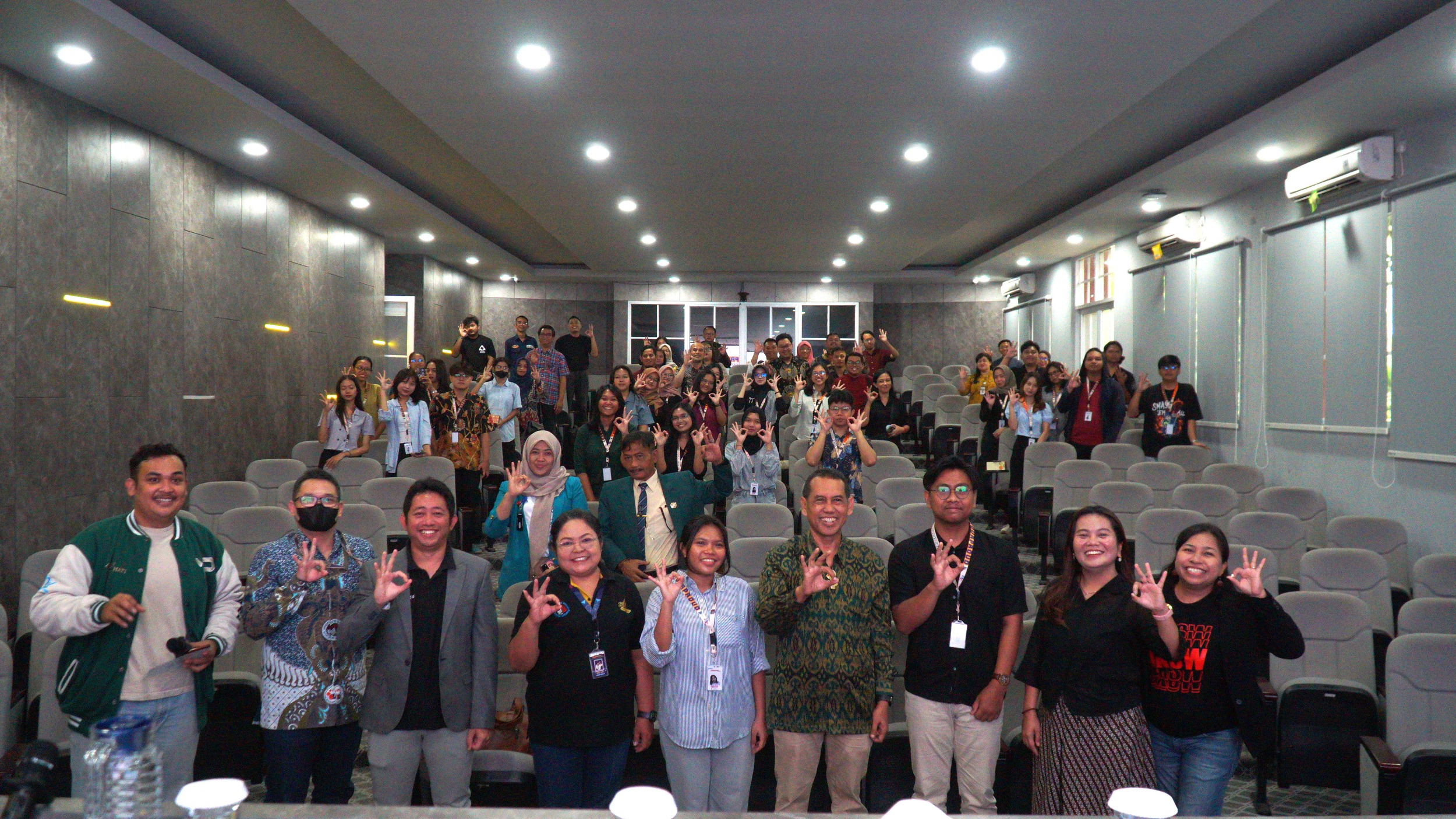 Foto bersama dalam pembukaan Program Your Proud Batch 3 pada Jumat (29/8/2025) di Ruang F114.(Istimewa)