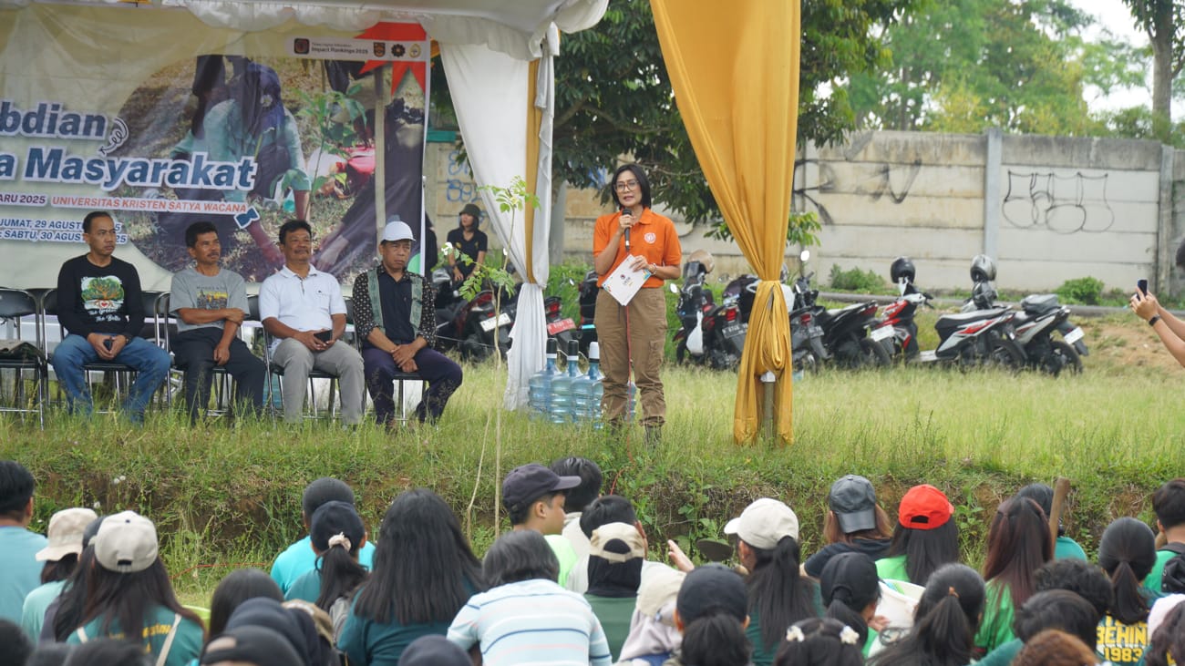 Rektor UKSW Profesor Intiyas Utami menyampaikan sambutan kepada mahasiswa OMB 2025 pada kegiatan Pengabdian Masyarakat berupa aksi penanaman pohon.(Istimewa)