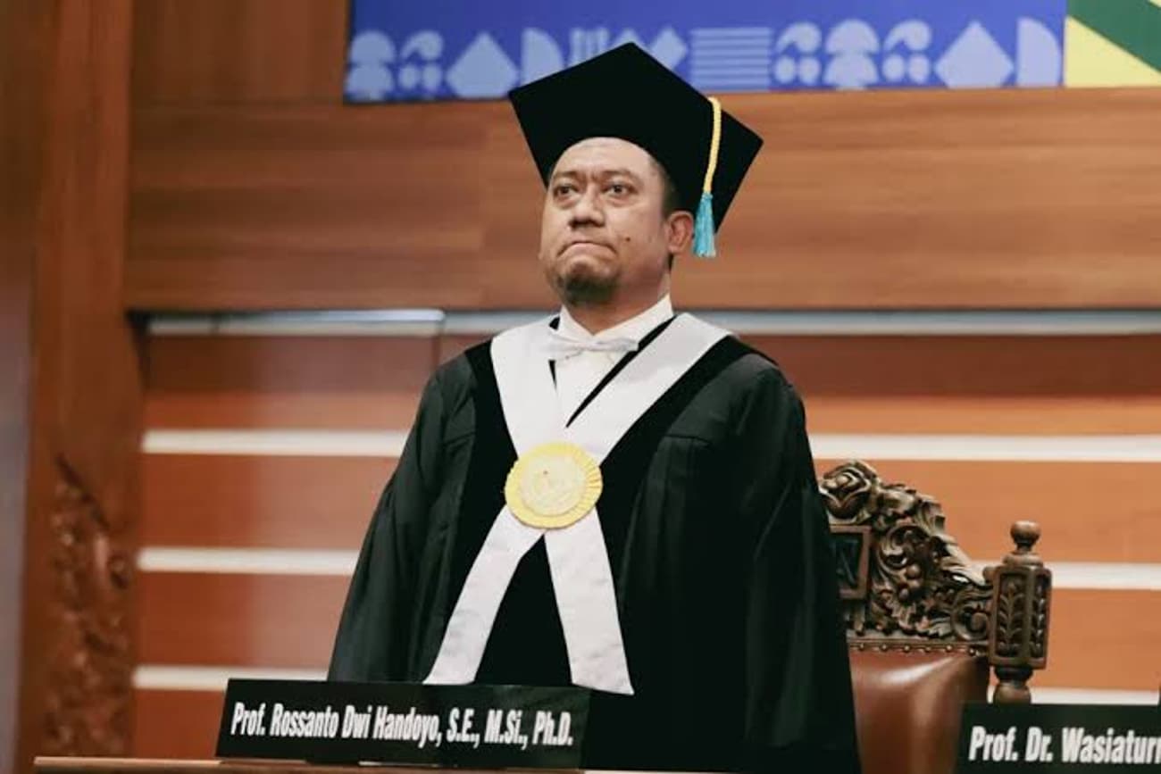 Dosen Fakultas Ekonomi dan Bisnis (FEB) Universitas Airlangga (UNAIR), Prof Rossanto Dwi Handoyo SE MSi PhD (Istimewa)