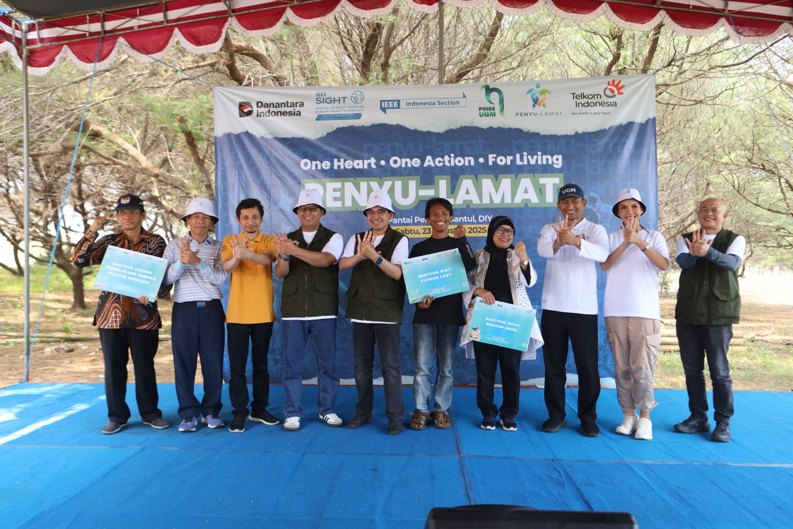 Relawan Program Telkom Connect-in: Penyu-lamat 2025 saat memberikan bantuan kepada masyarakat di Pantai Pelangi, Bantul, DI Yogyakarta. (Istimewa)