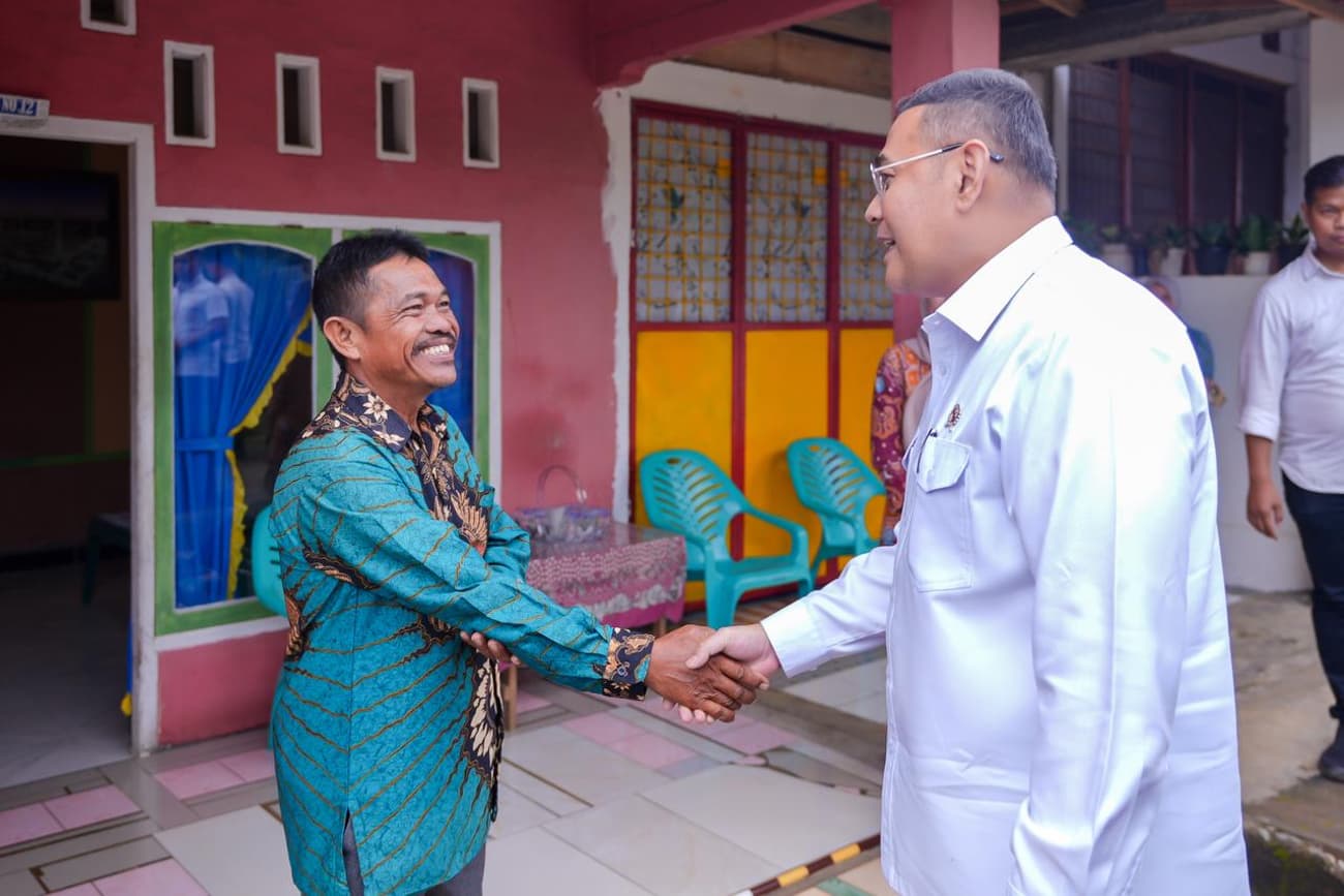 Wakil Menteri Agraria dan Tata Ruang/Wakil Kepala Badan Pertanahan Nasional (Wamen ATR/Waka BPN), Ossy Dermawan, saat penyerahan sertipikat warga di wilayah kerja Kantor Wilayah (Kanwil) BPN Provinsi Bengkulu.(Istimewa)