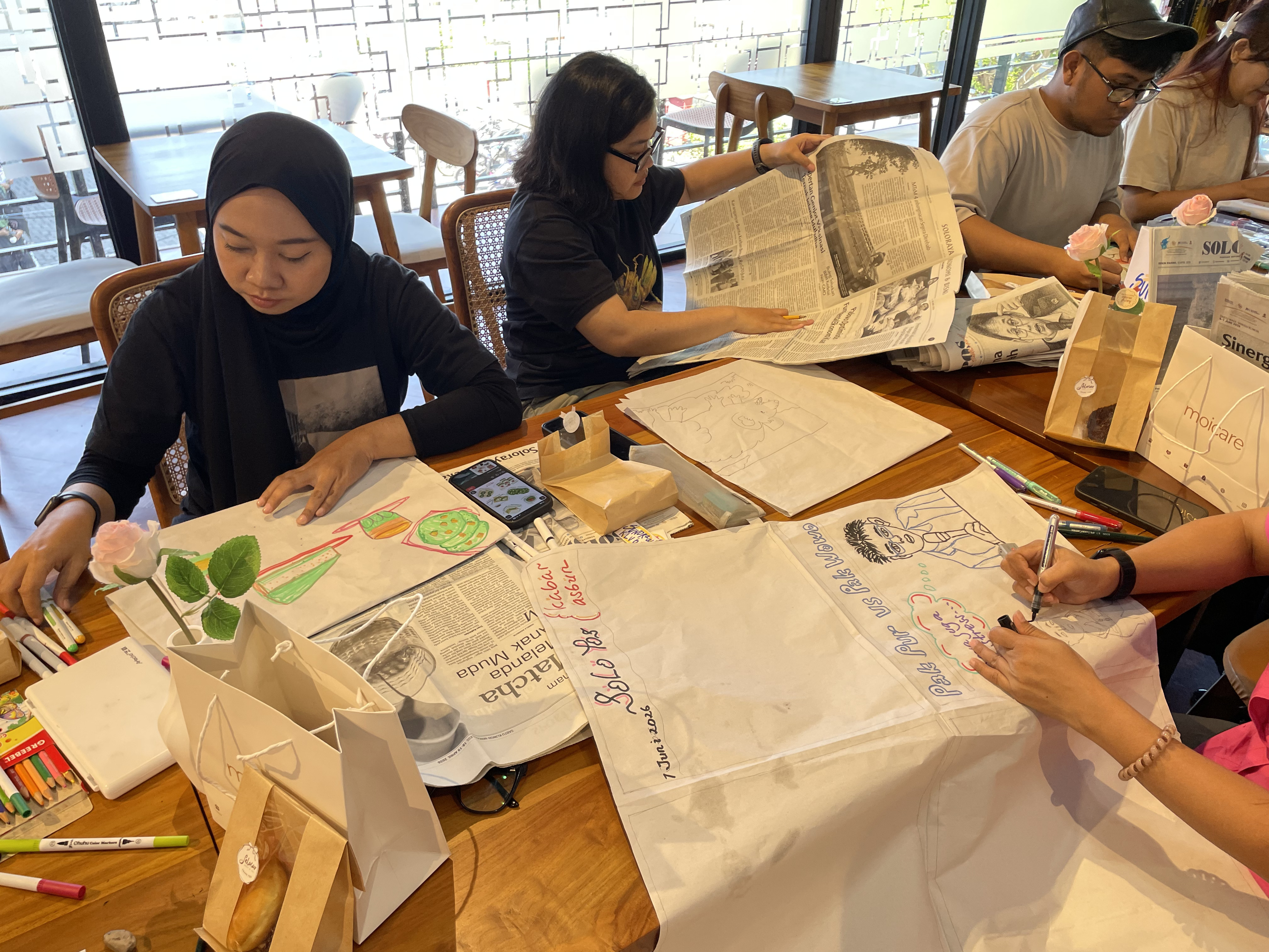 Sundraw dan Daerah mengajak peserta merespons berita melalui gambar di atas kertas koran dalam workshop Menggambar Kabar. (Daerah/Dea)