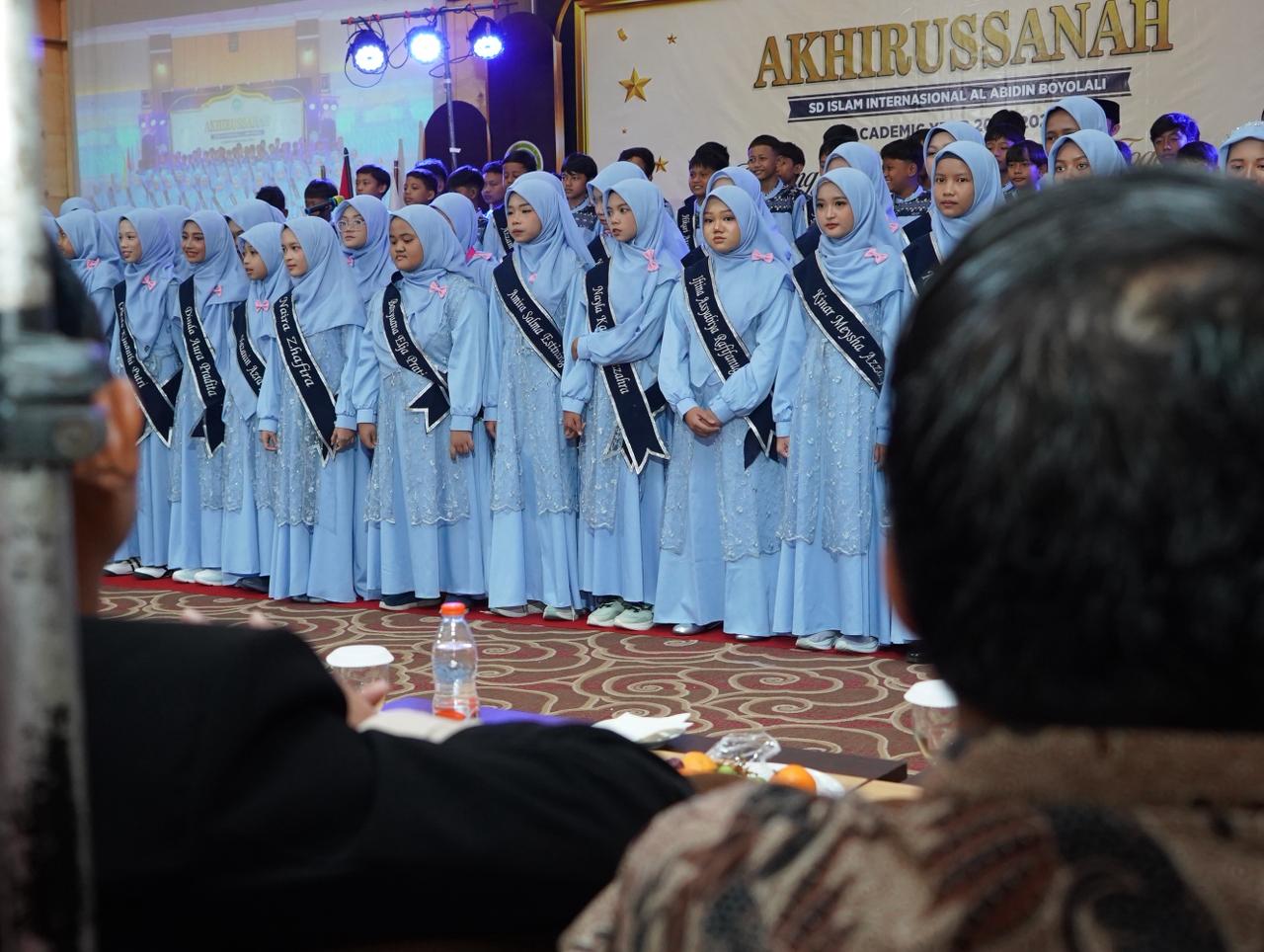 Melalui penyelenggaraan Akhirussanah Tahun 2026, SDII Al Abidin Boyolali kembali menegaskan komitmennya dalam menghadirkan pendidikan berkualitas yang mengintegrasikan penguatan karakter, kecakapan akademik, penguasaan teknologi, wawasan global, serta nilai-nilai keislaman. (Istimewa)
