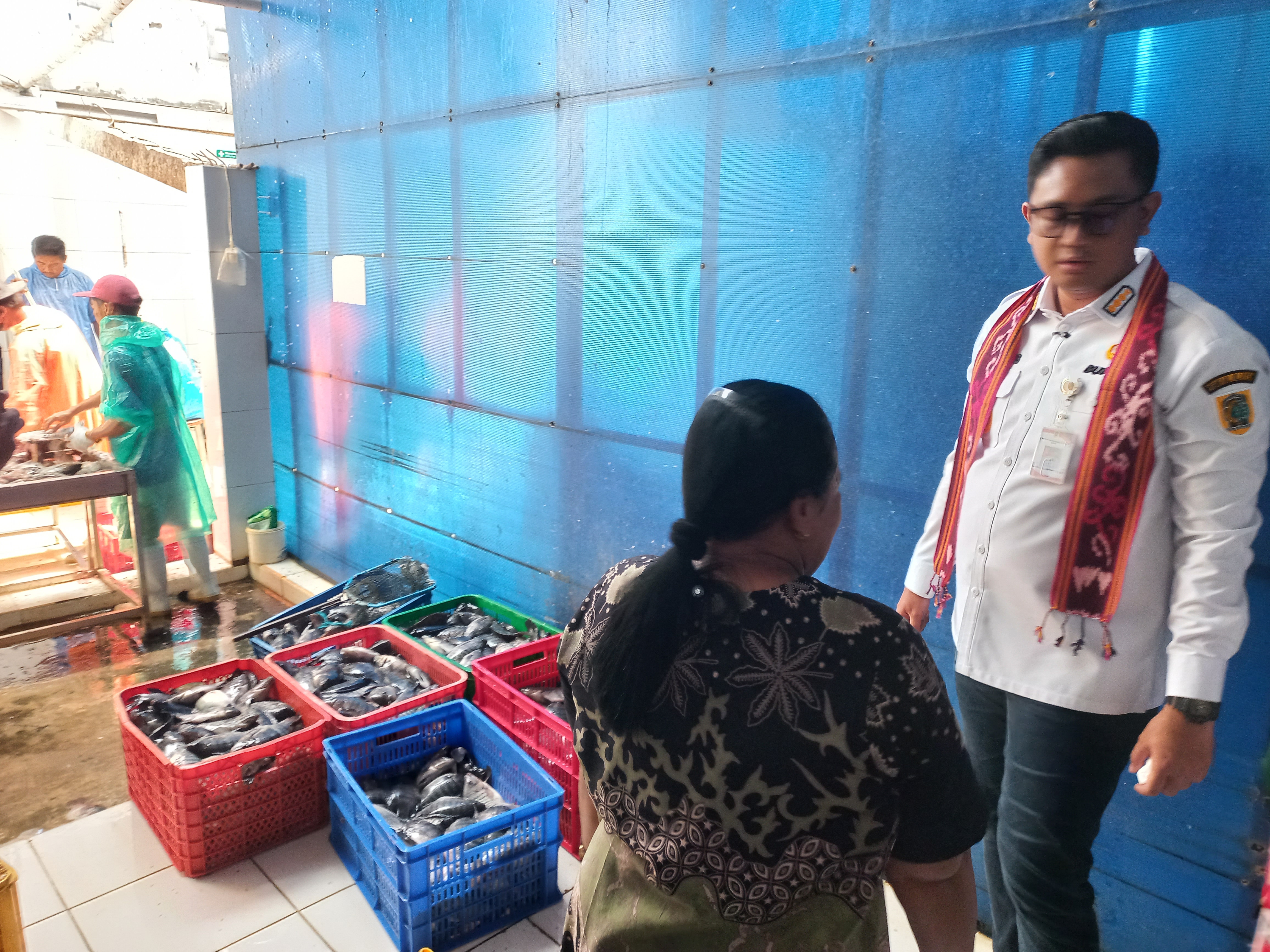 Bupati Klaten Hamenang Wajar Ismoyo melihat proses pengolahan ikan di UD Putra Papua, Desa Ceporan, Kecamatan Gantiwarno, Rabu (10/6/2026). (Daerah/Taufiq Sidik Prakoso)