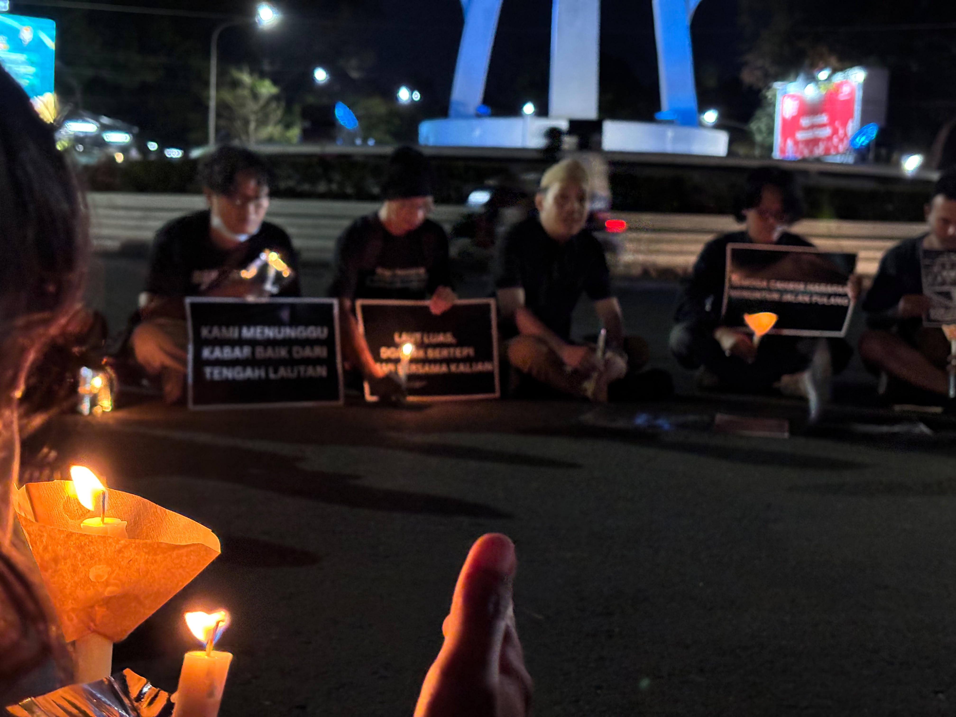 Suasana saat jurnalis di Kota Semarang, menggelar doa bersama di Jalan Pahlawan, tepatnya depan patung kuda Universitas Diponegoro (Undip) Pleburan, Kecamatan Semarang Selatan, Kota Semarang, Rabu (16/9/2026). (Daerah/Adhik Kurniawan).