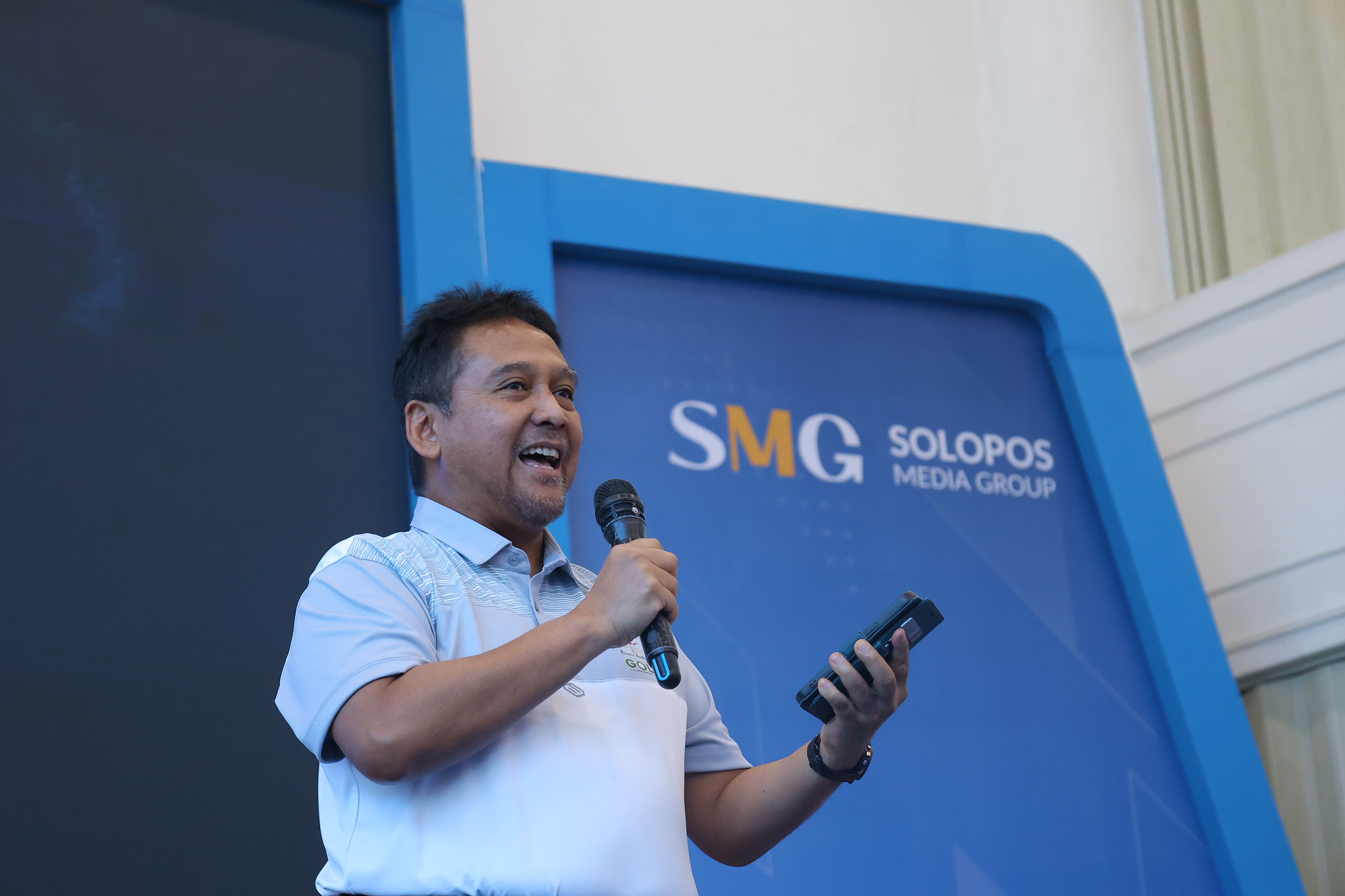 Presiden Komisaris Daerah Media Group Hariyadi B.S. Sukamdani memberikan sambutan saat acara Hari Ulang Tahun (HUT) Ke-29 Daerah Media Group (SMG)  di Radya Litera Multifunction Hall, Solo, Sabtu (19/10/2029). Acara yang diisi berbagai kegiatan seperti syukuran & Doa Bersama, senam sehat, potong tumpeng hingga hiburan yang diikuti seluruh karyawan tersebut bertajuk United to Impact. (Daerah/J Howi Widodo).
