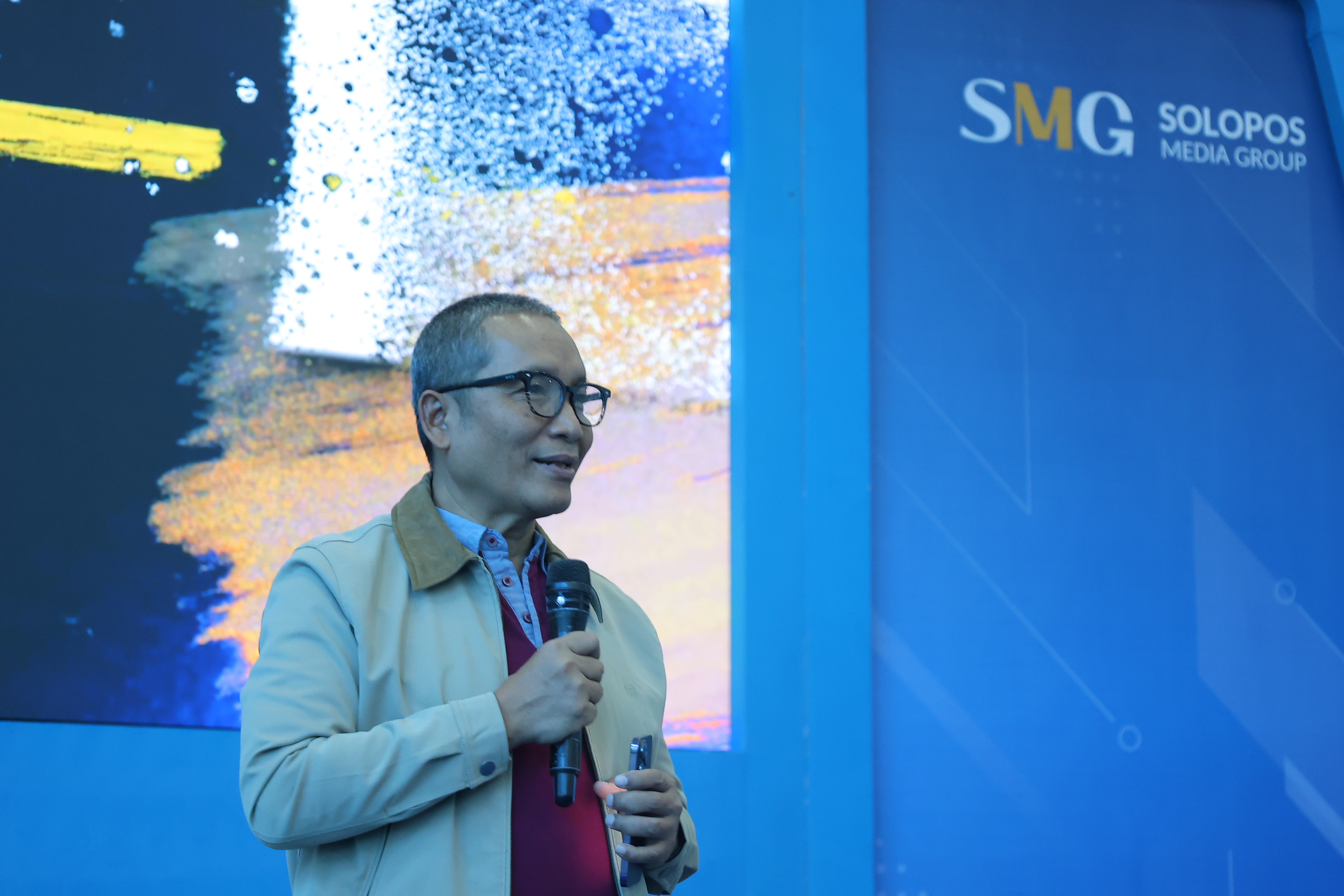 Chief Executive Officer Daerah Media Group Arif Budisusilo saat acara Hari Ulang Tahun (HUT) Ke-29 Daerah Media Group (SMG)  di Radya Litera Multifunction Hall, Solo, Sabtu (19/10/2029). Acara yang diisi berbagai kegiatan seperti syukuran & Doa Bersama, senam sehat, potong tumpeng hingga hiburan yang diikuti seluruh karyawan tersebut bertajuk United to Impact. (Daerah/J Howi Widodo).