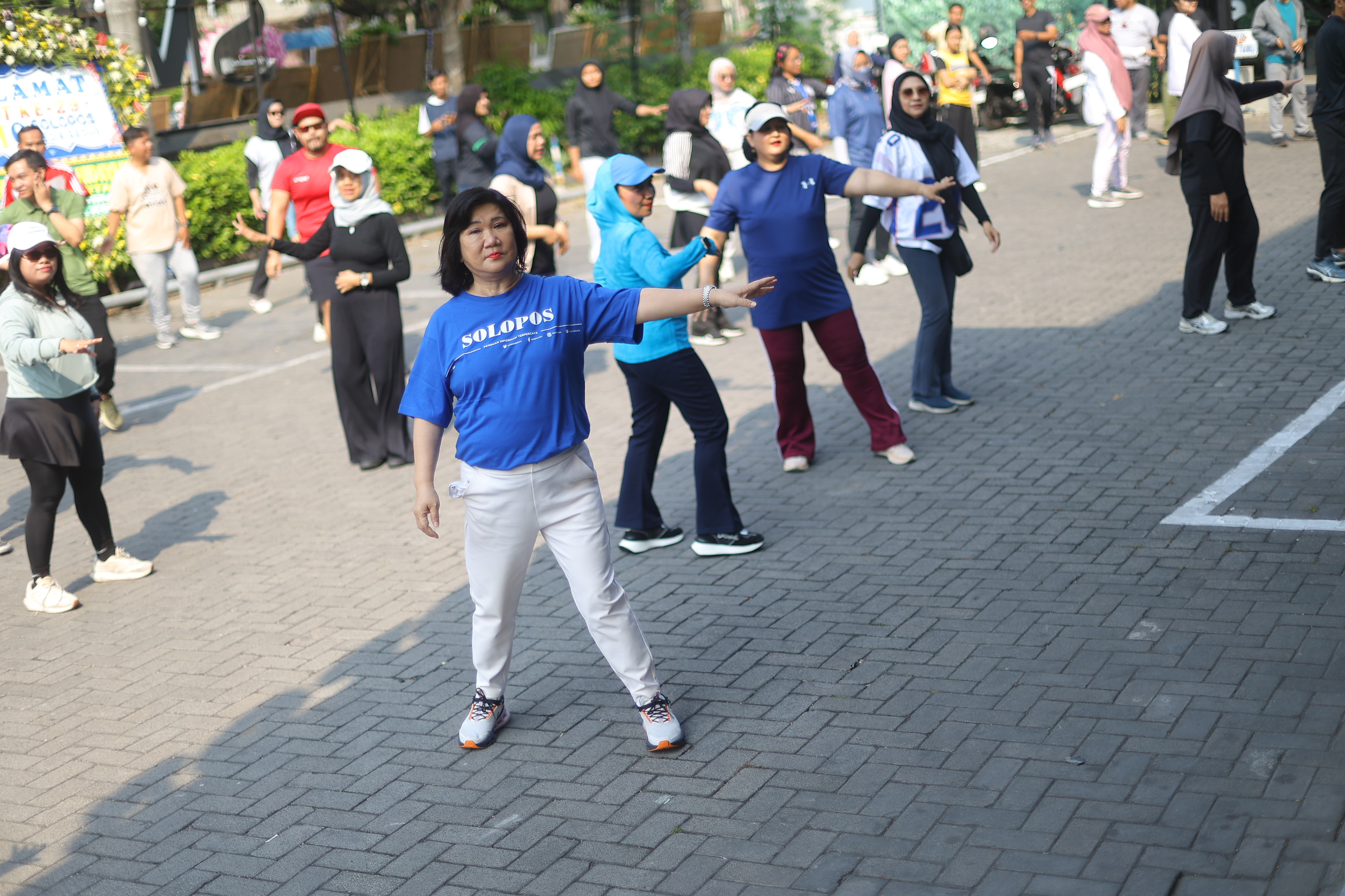 Presiden Direktur Bisnis Indonesia Group, Lulu Terianto (kiri dari depan) mengikuti senam sehat saat acara Hari Ulang Tahun (HUT) Ke-29 Daerah Media Group (SMG)  di Radya Litera Multifunction Hall, Solo, Sabtu (19/10/2029). Acara yang diisi berbagai kegiatan seperti syukuran & Doa Bersama, senam sehat, potong tumpeng hingga hiburan yang diikuti seluruh karyawan tersebut bertajuk United to Impact. (Daerah/J Howi Widodo).
