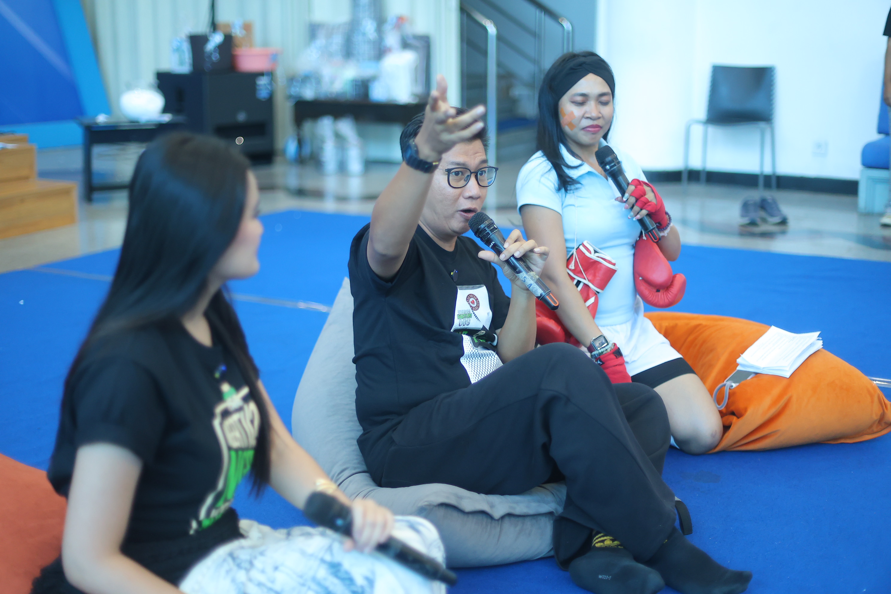 Pemeran film Warga Rusun 609 David Nurbianto (tengah) memberikan paparannya saat berkunjung di Radya Litera Multifunction Hall, Solo, Sabtu (19/10/2029). Kunjungan para aktor tersebut untuk memperkenalkan film yang akan tayang di bioskop pada 1 Oktober 2026 dengan program roadshow wahana bus hantu keliling di berbagai sekolah dan kota di Pulau Jawa. (Daerah/J Howi Widodo).