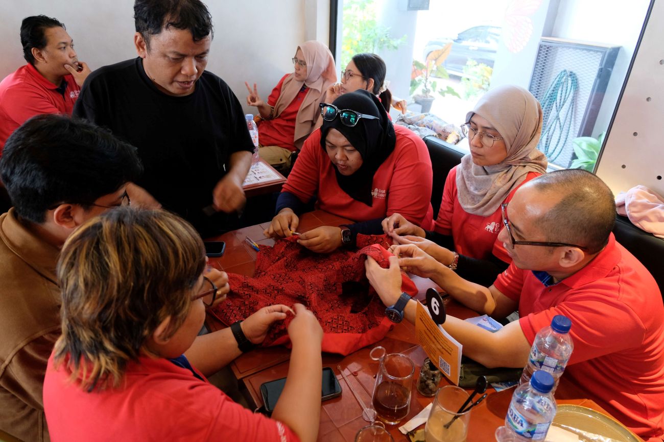 Karyawan Great Eastern Life Indonesia dipandu dalam melakukan kegiatan upcycling workshop bersama teman Tuli dari Precious One. (Istimewa)