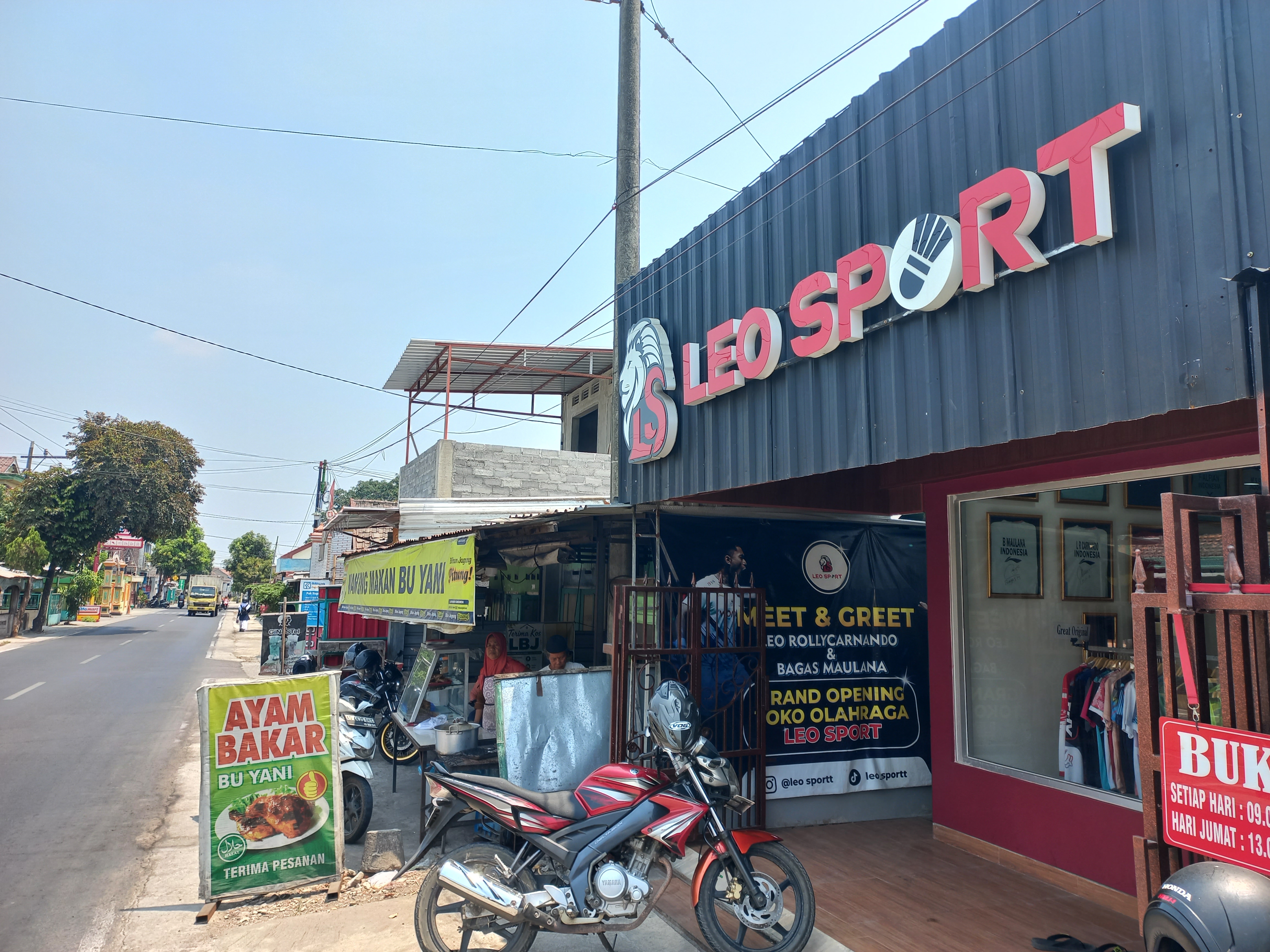 Suasana toko Leo Sport yang dikembangkan pebulu tangkis Leo Rolly Carnando bersama keluarganya di sebelah rumah pribadi mereka di Dukuh Poko, Desa Duwet, Kecamatan Wonosari. (Daerah/Taufiq Sidik Prakoso)