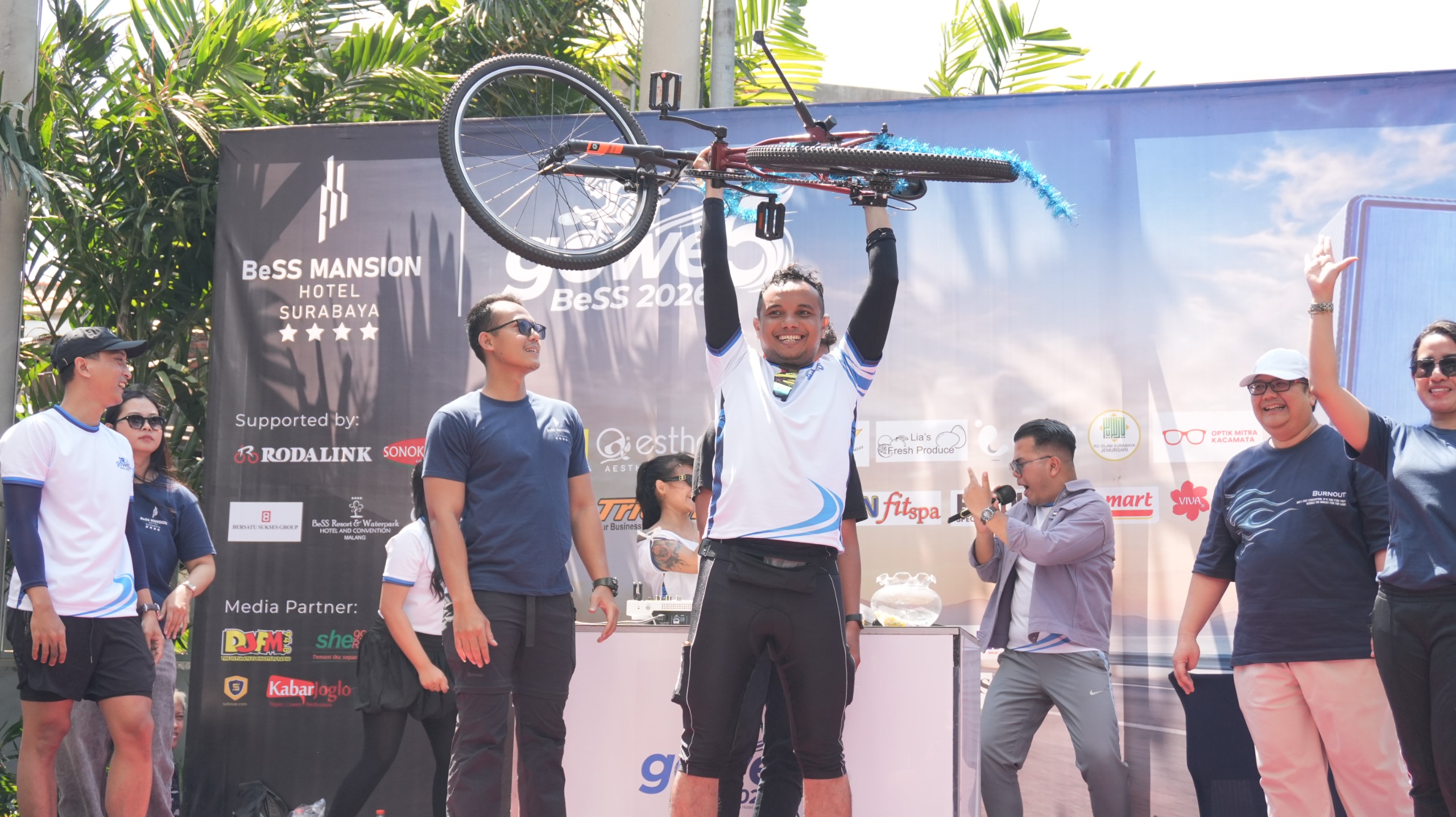 Sebagai puncak perayaan ulang tahun ke-5, BeSS Mansion Hotel Surabaya menghadirkan GOWE5 BESS 2026 pada Minggu (27/9/2026), sebuah kegiatan fun bike yang mengajak masyarakat Surabaya dan sekitarnya merayakan kebersamaan melalui gaya hidup sehat. (Istimewa)