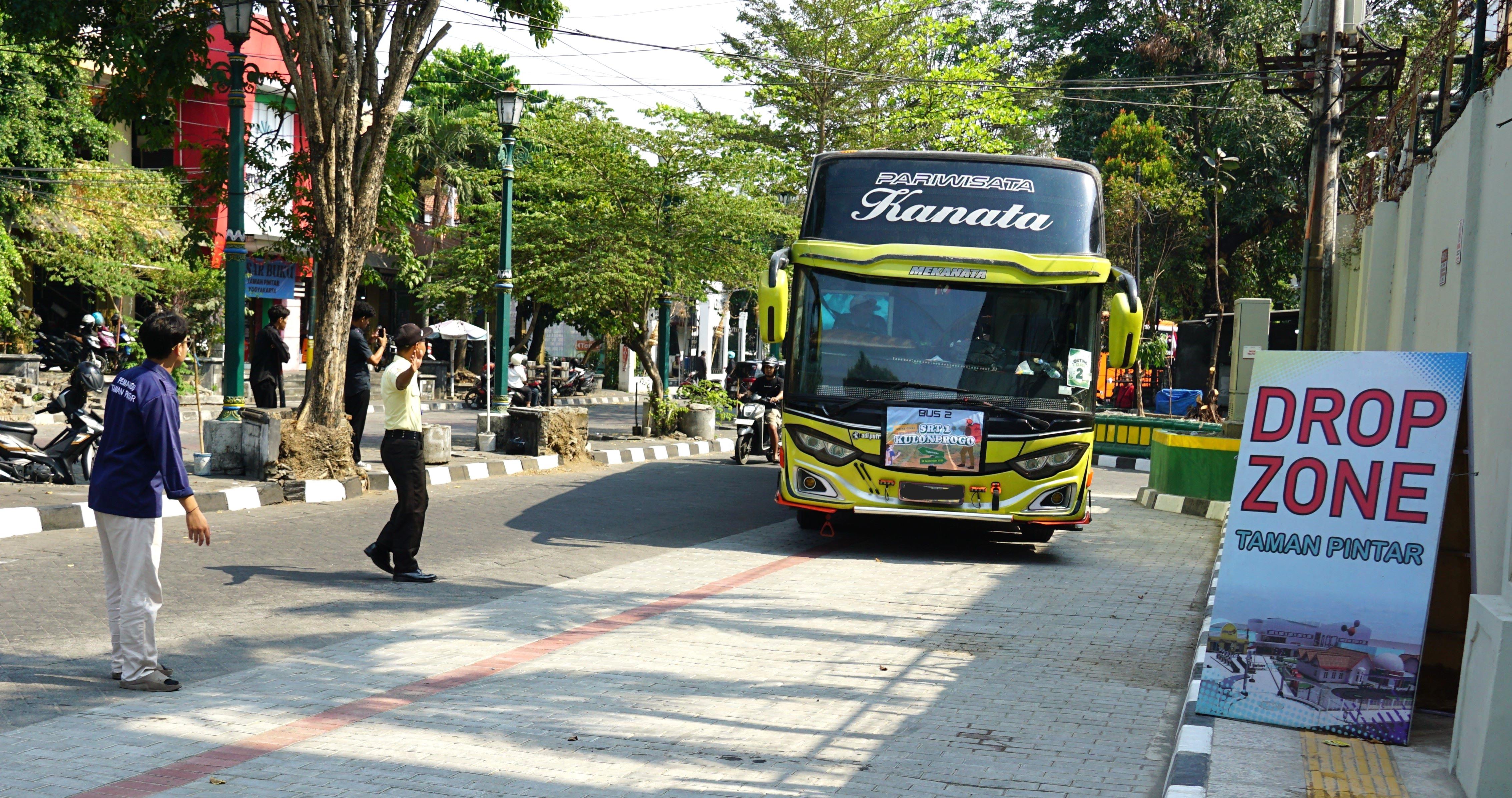 Petugas dari Taman Pintar mengarahkan bus ke area drop zone bus pengunjung Taman Pintar di Jalan Sriwedani, Kota Jogja. (Pemkot Jogja)