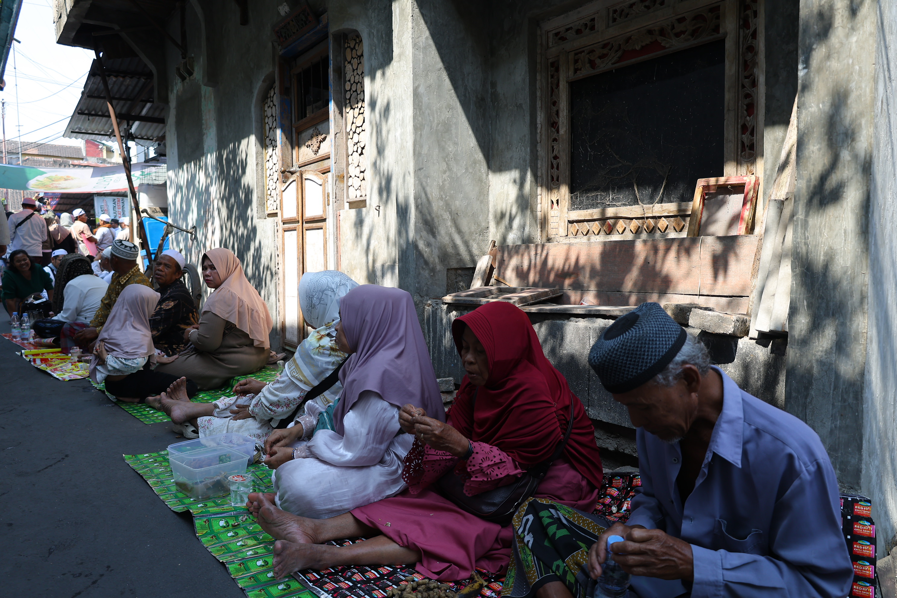 Peziarah berdoa saat menghadiri haul atau peringatan wafatnya Habib Ali bin Muhammad Al Habsyi di Pasar Kliwon, Solo, Sabtu (3/10/2026). Meskipun cuaca panas perayaan Haul ulama Habib Ali tersebut dihadiri ribuan orang yang datang dari berbagai kota di Indonesia.(Daerah/J Howi Widodo).