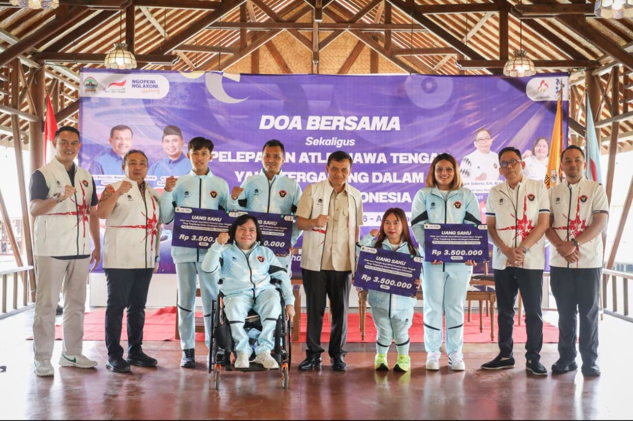 Gubernur Jawa Tengah Ahmad Luthfi (kelima dari kanan) berfoto bersama para atlet, pelatih, dan ofisial asal Jawa Tengah yang menjadi bagian kontingen Indonesia di ajang Asian Para Games ke-5 di Nagoya, Jepang. Acara pelepasan atlet digelar di Sukoharjo, Sabtu (10/10/2026). (Istimewa)