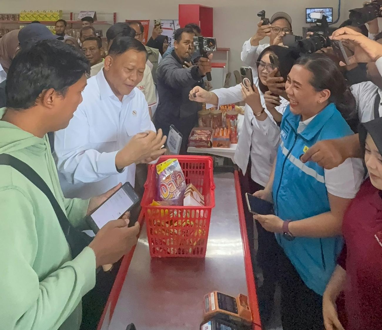 Wakil Menteri Kelautan dan Perikanan (Wamen KKP), Laksamana TNI (Purn.) Dr. Didit Herdiawan Ashaf, M.P.A., M.B.A., mengunjungi salah satu Koperasi Desa/Kelurahan Merah Putih (KDKMP) di wilayah Kabupaten Sukoharjo, Kamis (15/10/2026). (Istimewa)